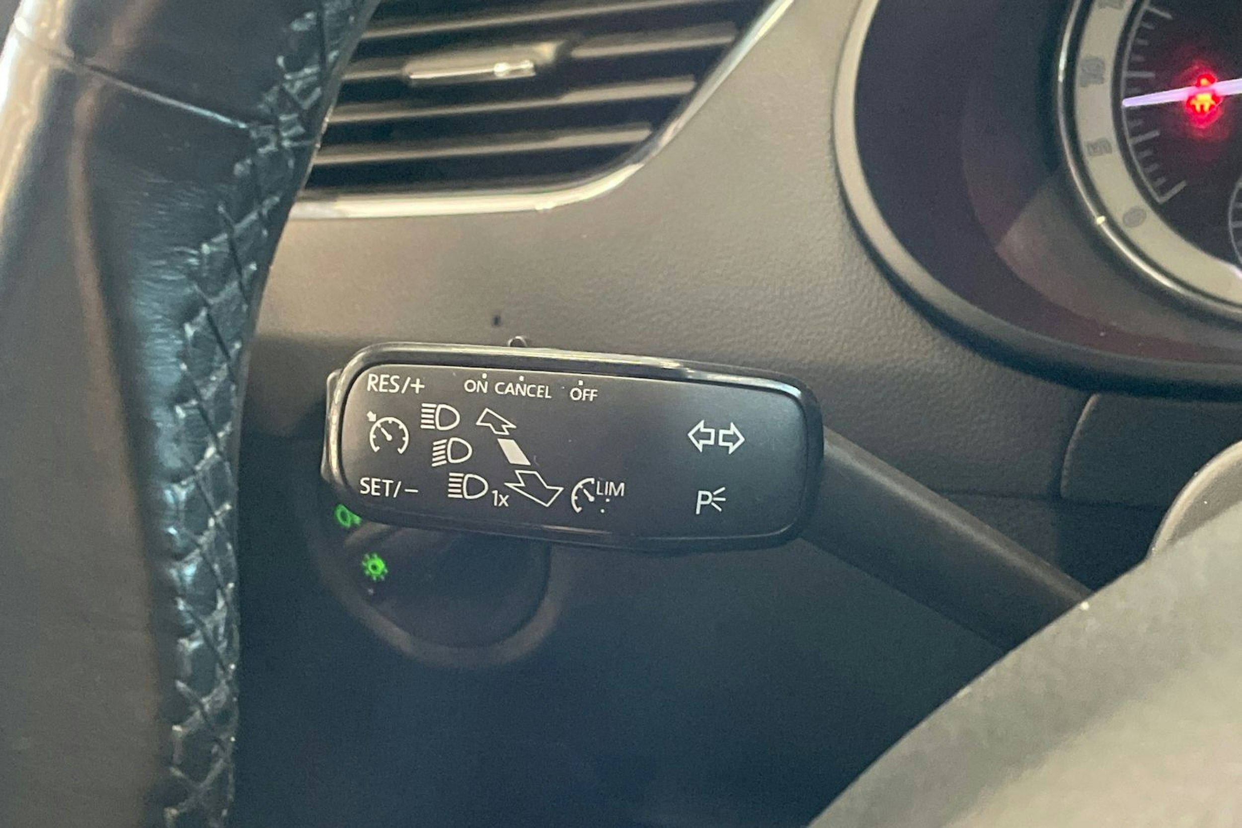 harmaa Skoda Octavia 2018 kuva 16.
