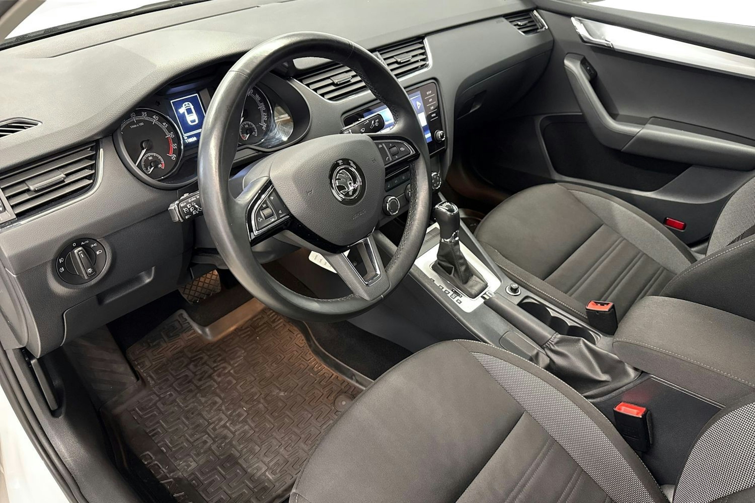 valkoinen Skoda Octavia 2018 kuva 7.