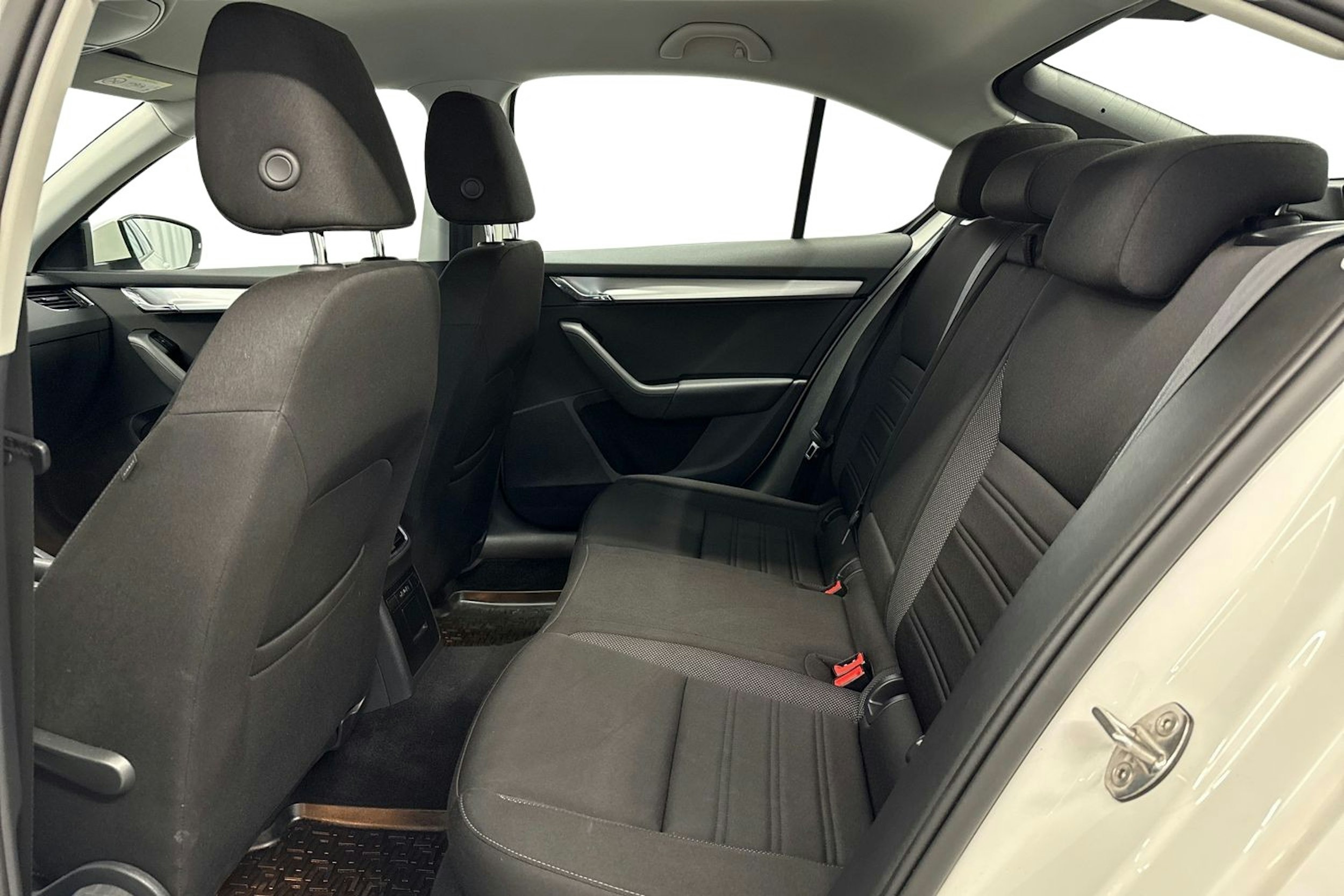 valkoinen Skoda Octavia 2018 kuva 10.