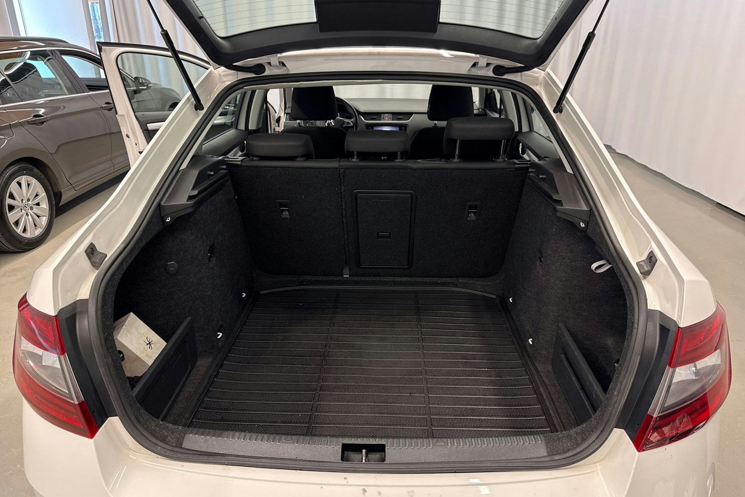 valkoinen Skoda Octavia 2018 kuva 22.