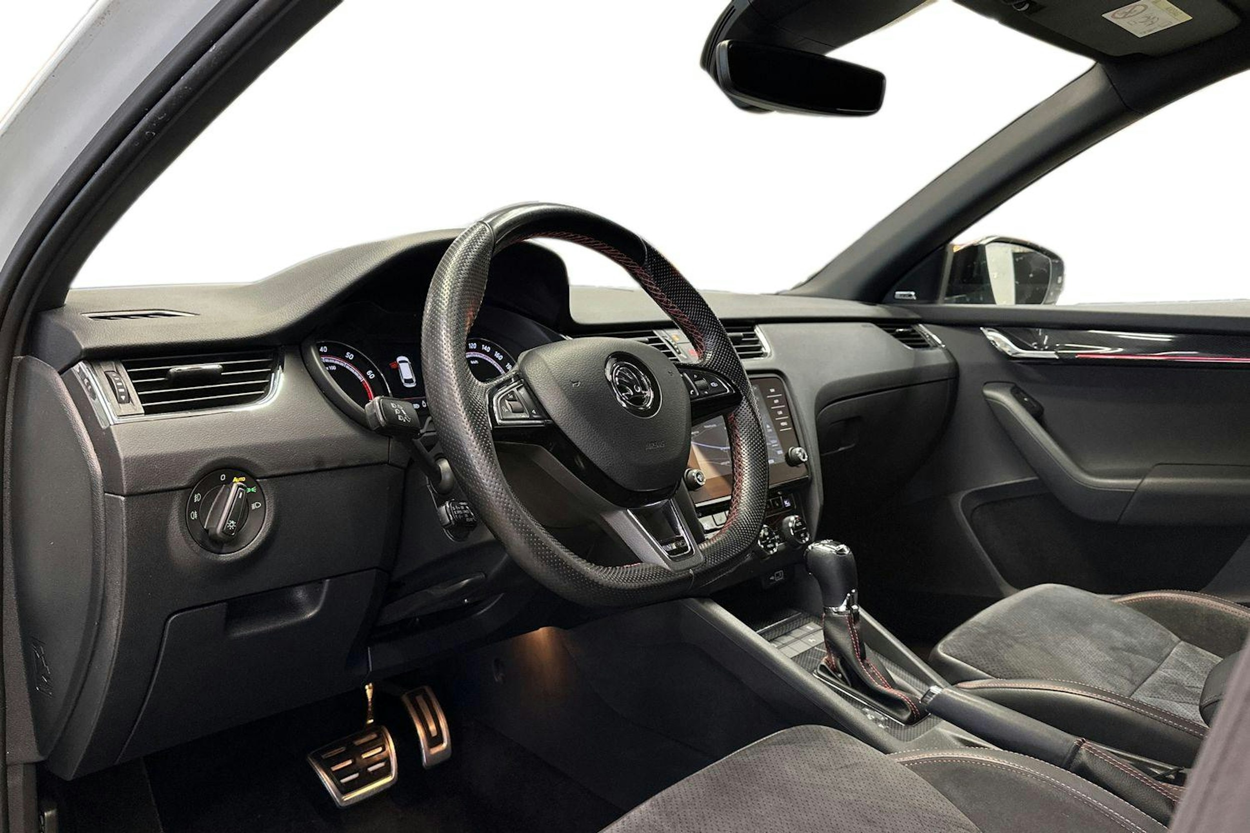 valkoinen Skoda Octavia 2018 kuva 7.