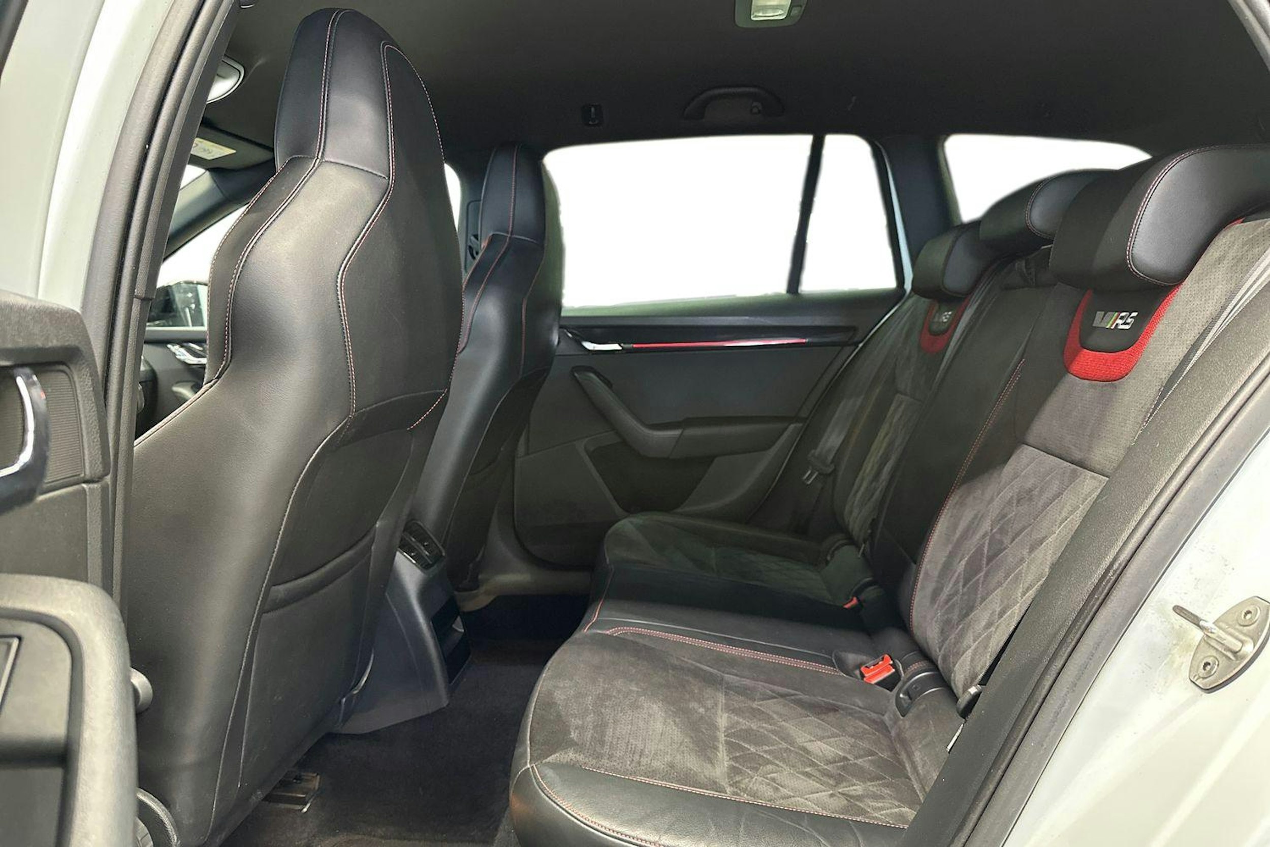 valkoinen Skoda Octavia 2018 kuva 9.