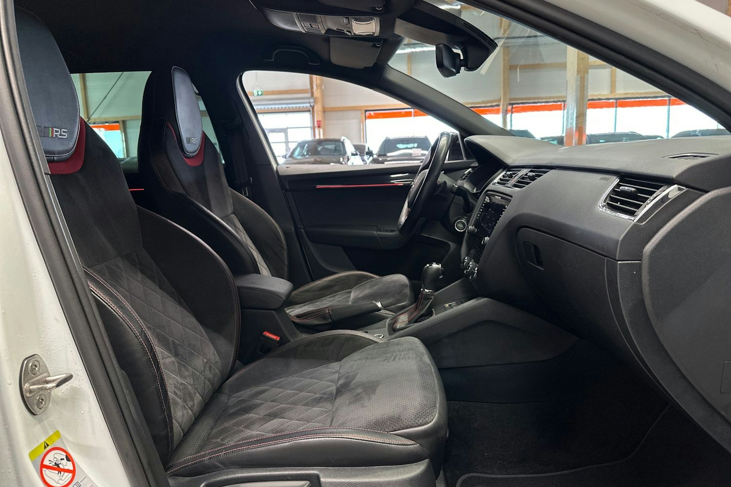 valkoinen Skoda Octavia 2018 kuva 13.