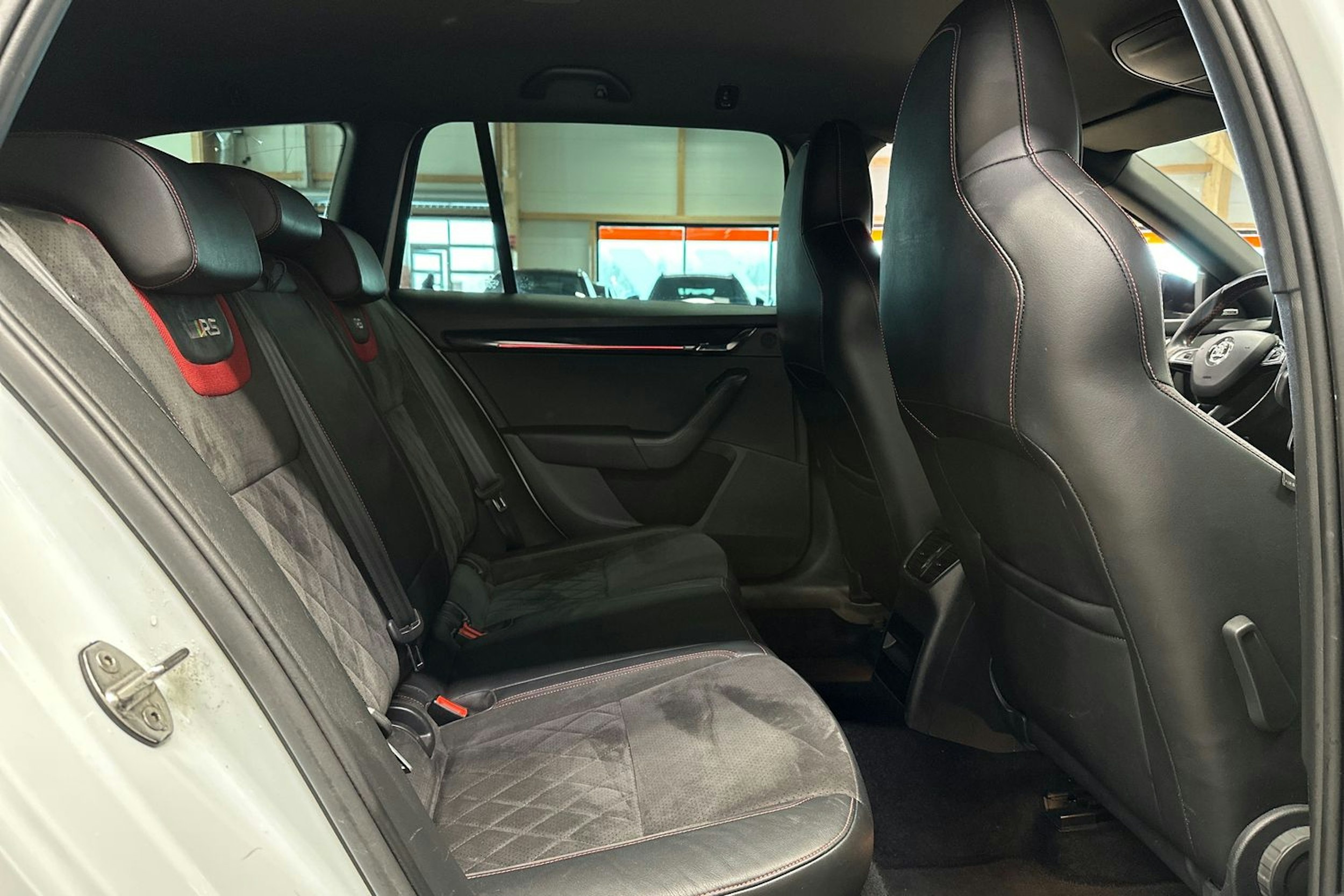 valkoinen Skoda Octavia 2018 kuva 14.