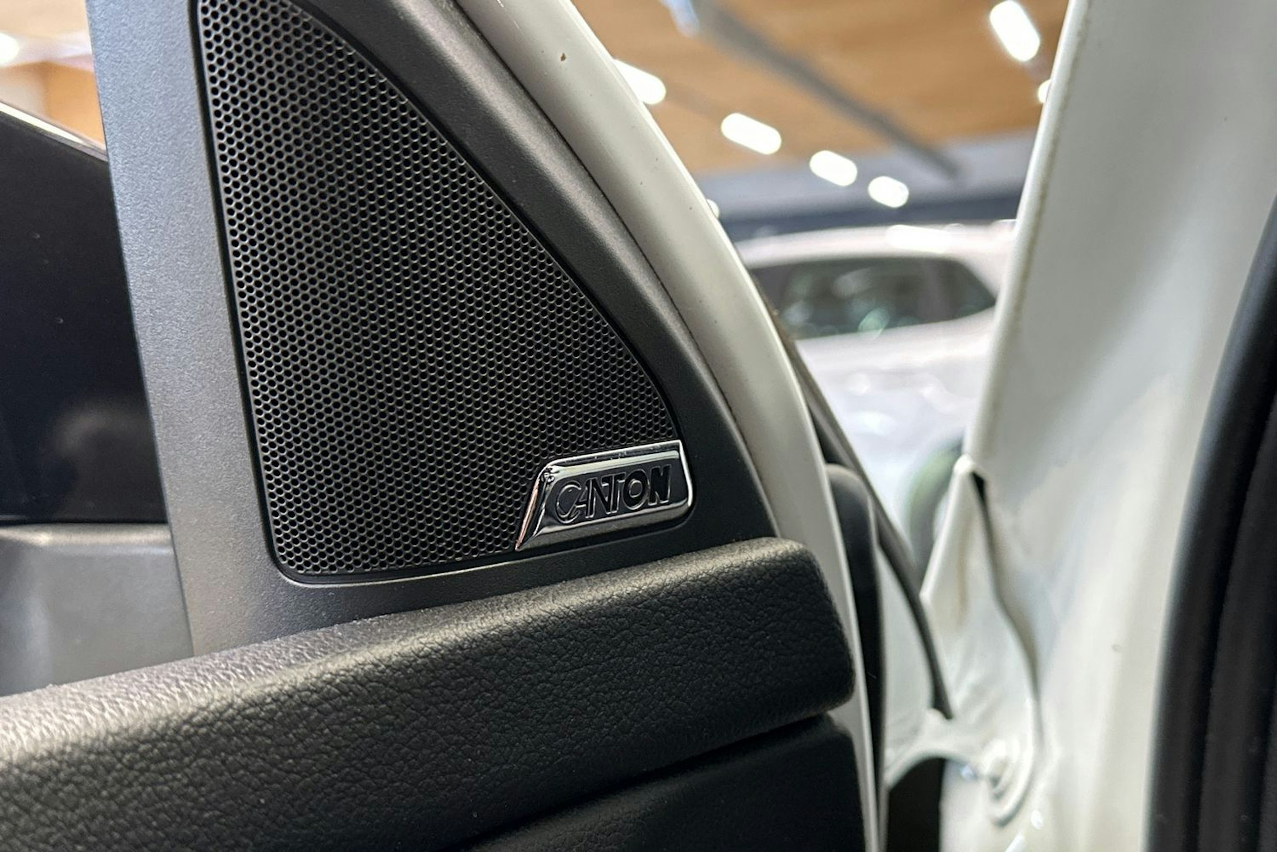 valkoinen Skoda Octavia 2018 kuva 16.