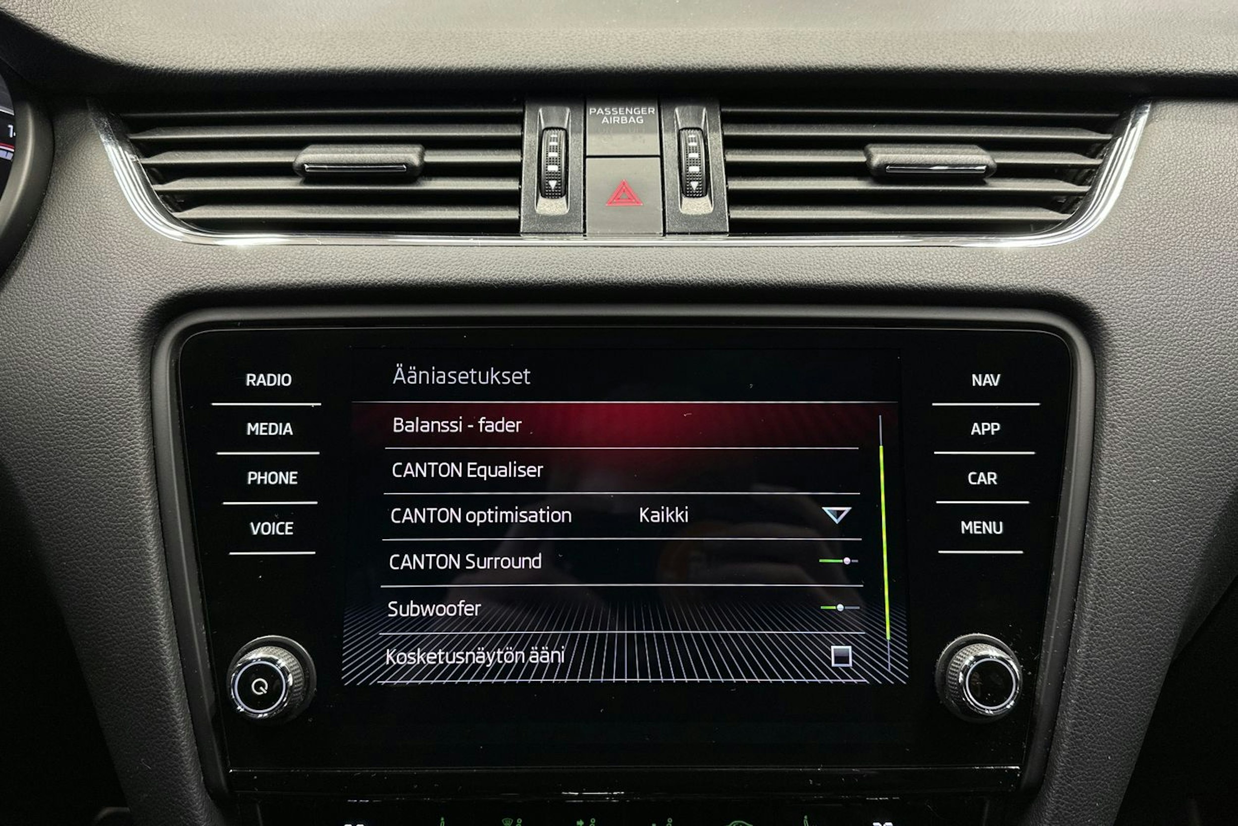 valkoinen Skoda Octavia 2018 kuva 17.