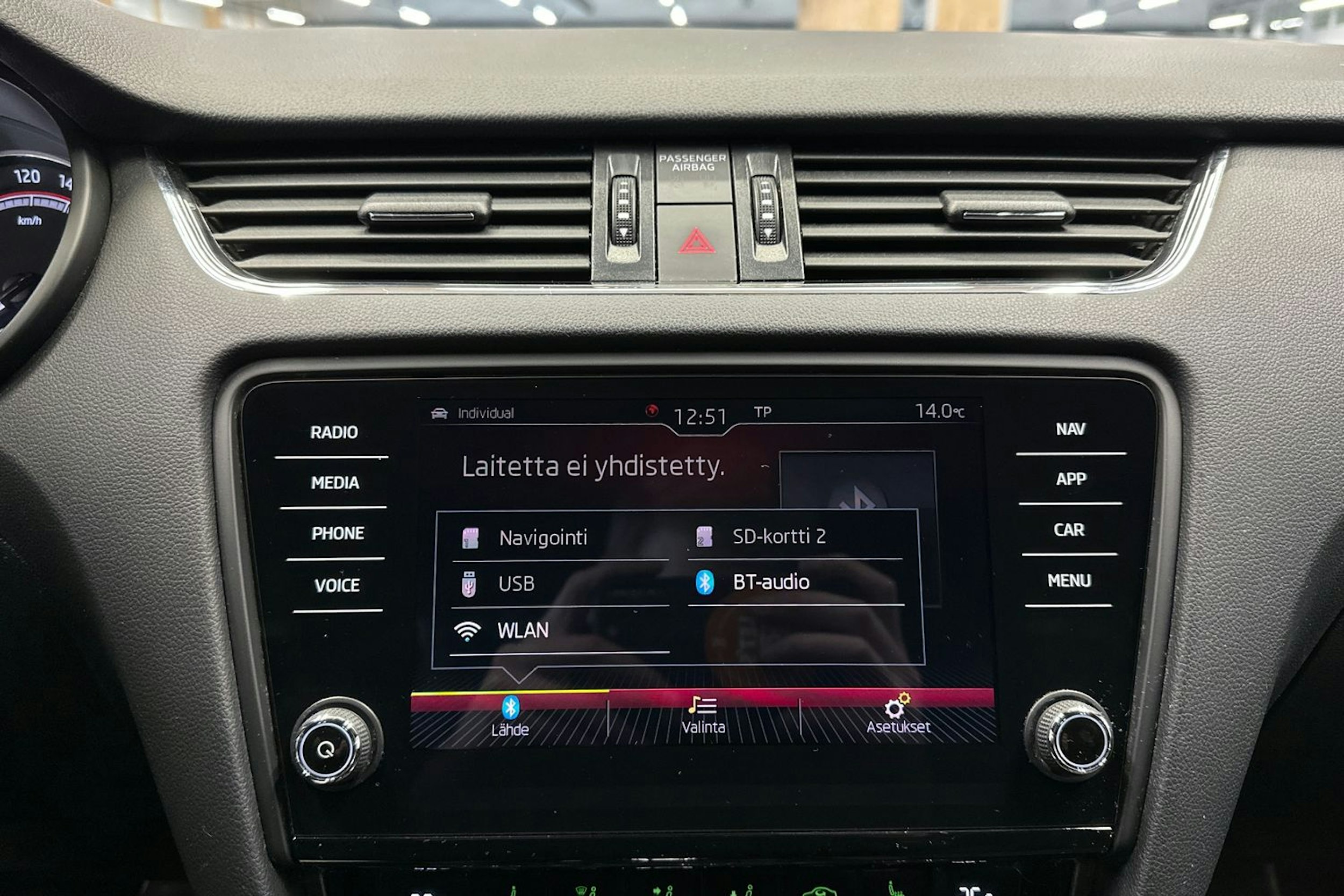 valkoinen Skoda Octavia 2018 kuva 21.