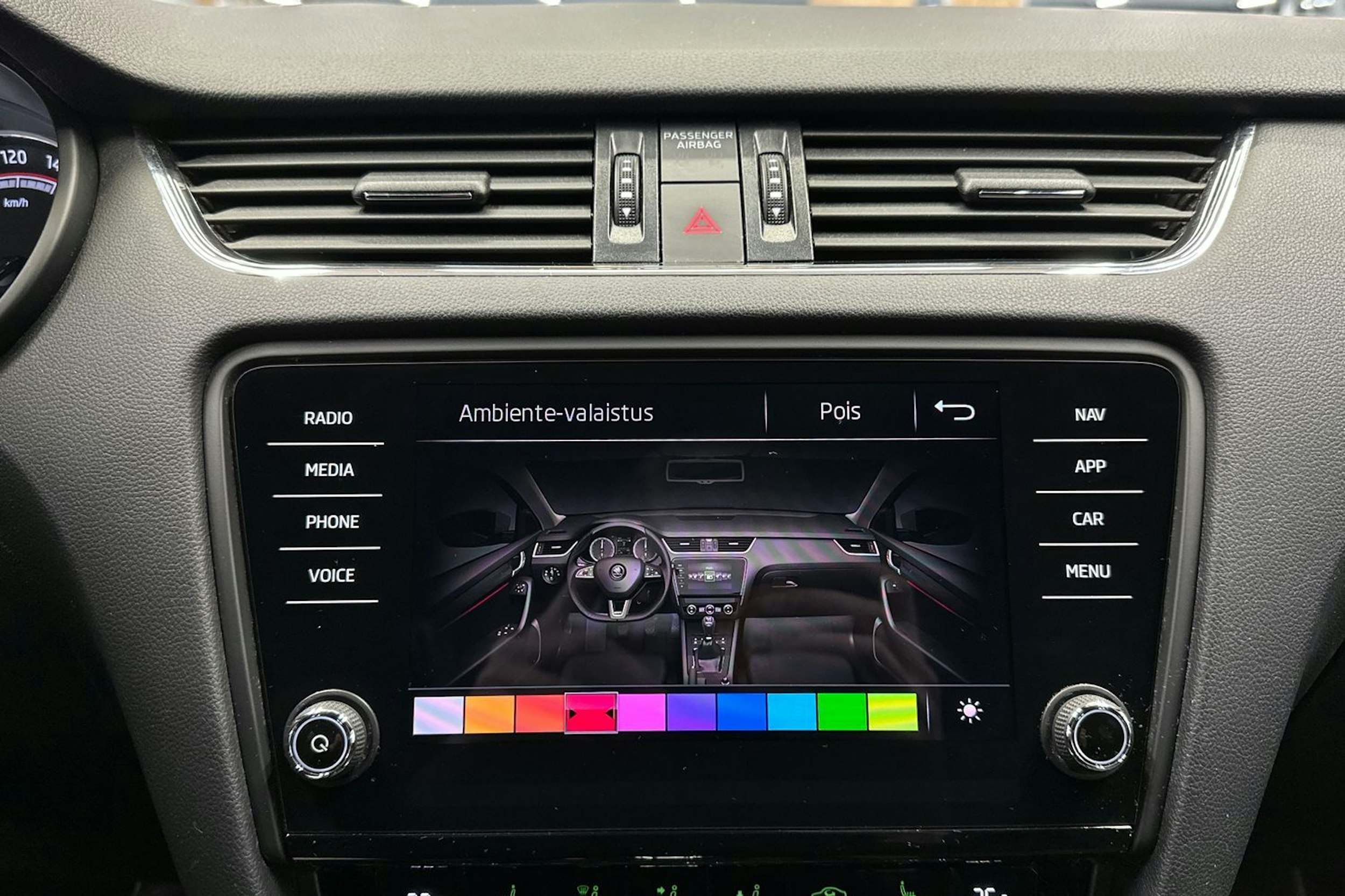 valkoinen Skoda Octavia 2018 kuva 22.