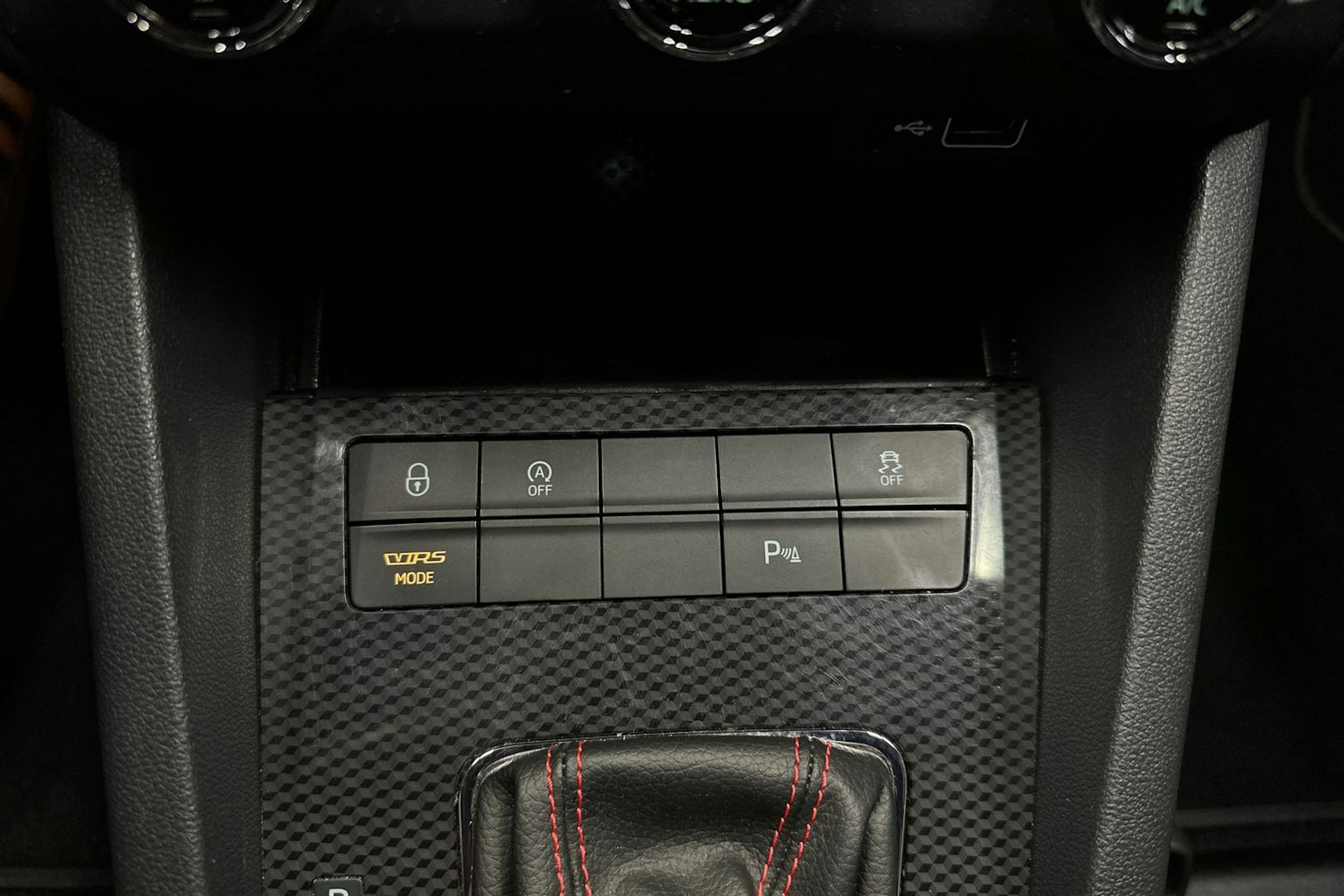 valkoinen Skoda Octavia 2018 kuva 24.