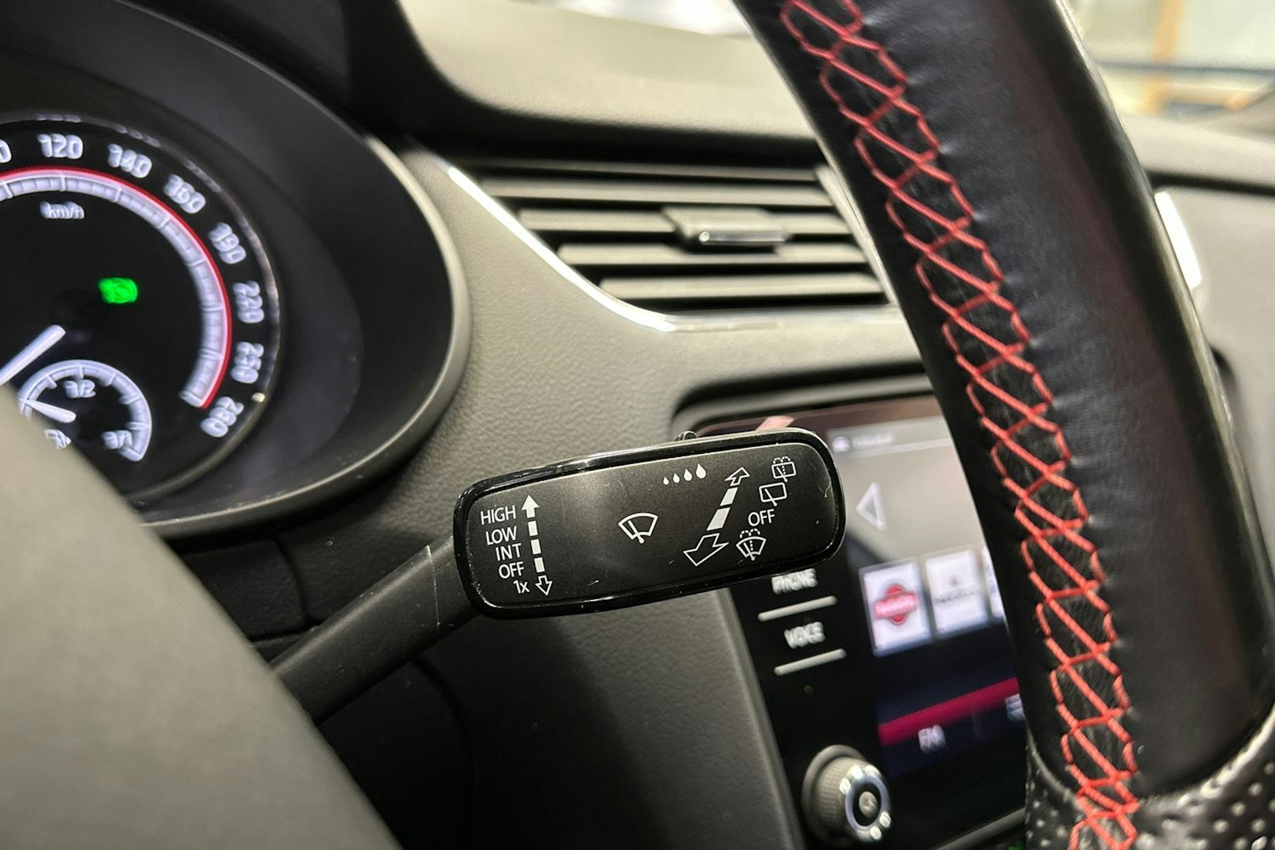 valkoinen Skoda Octavia 2018 kuva 29.