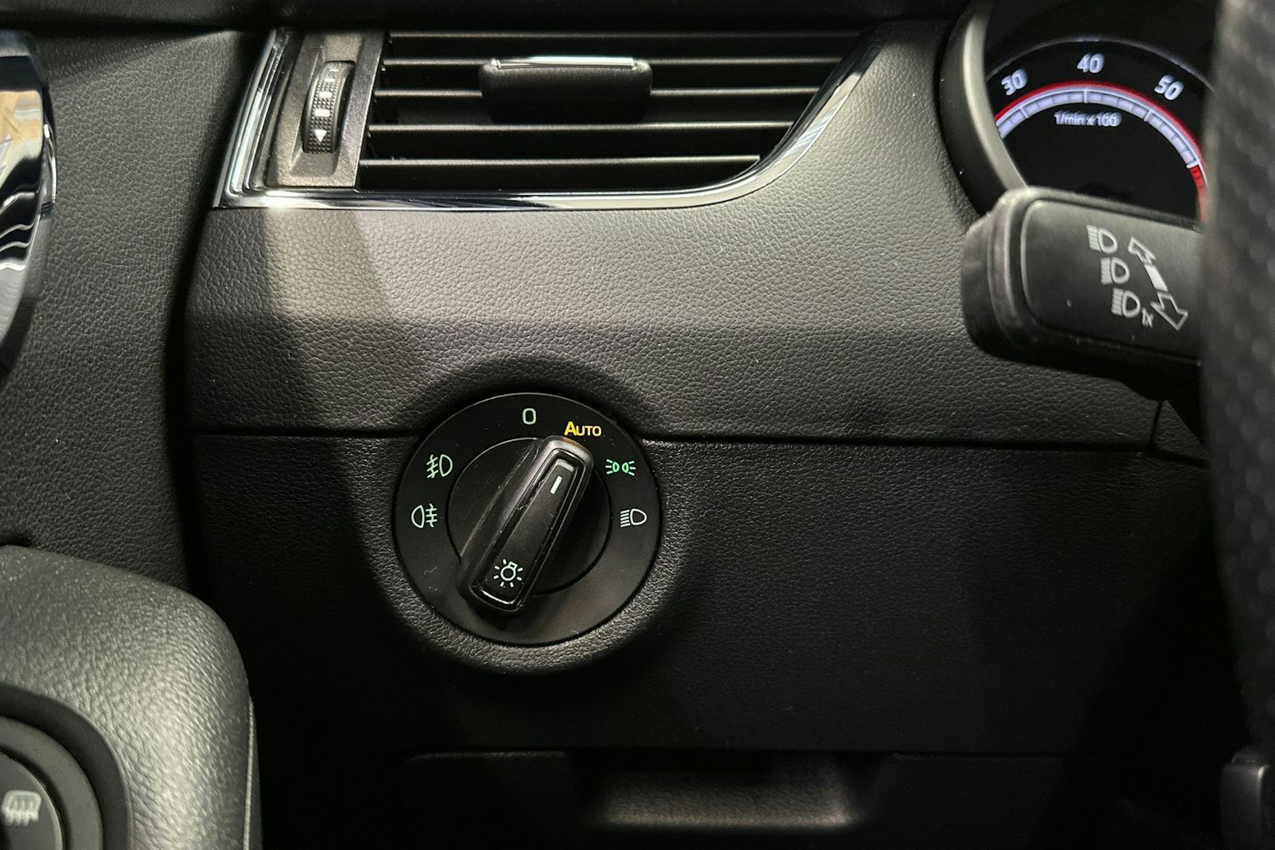 valkoinen Skoda Octavia 2018 kuva 32.