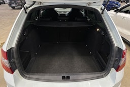 valkoinen Skoda Octavia 2018 kuva 33.