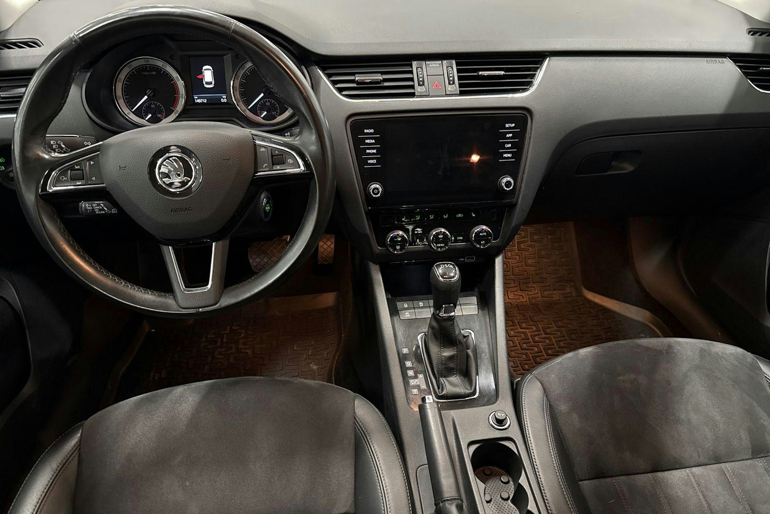 Ruskea (beige) Skoda OCTAVIA 2018 kuva 9.