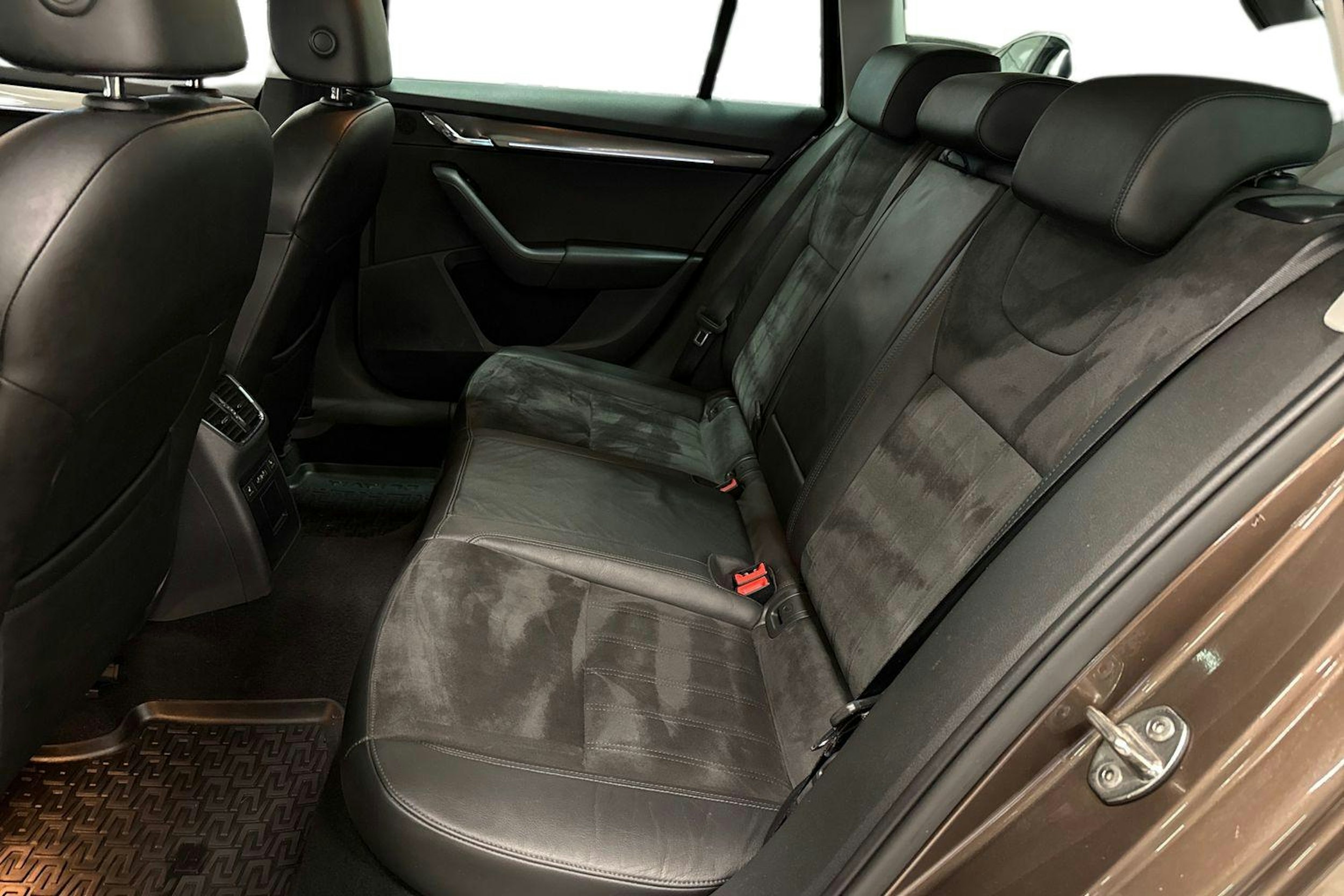 Ruskea (beige) Skoda OCTAVIA 2018 kuva 10.