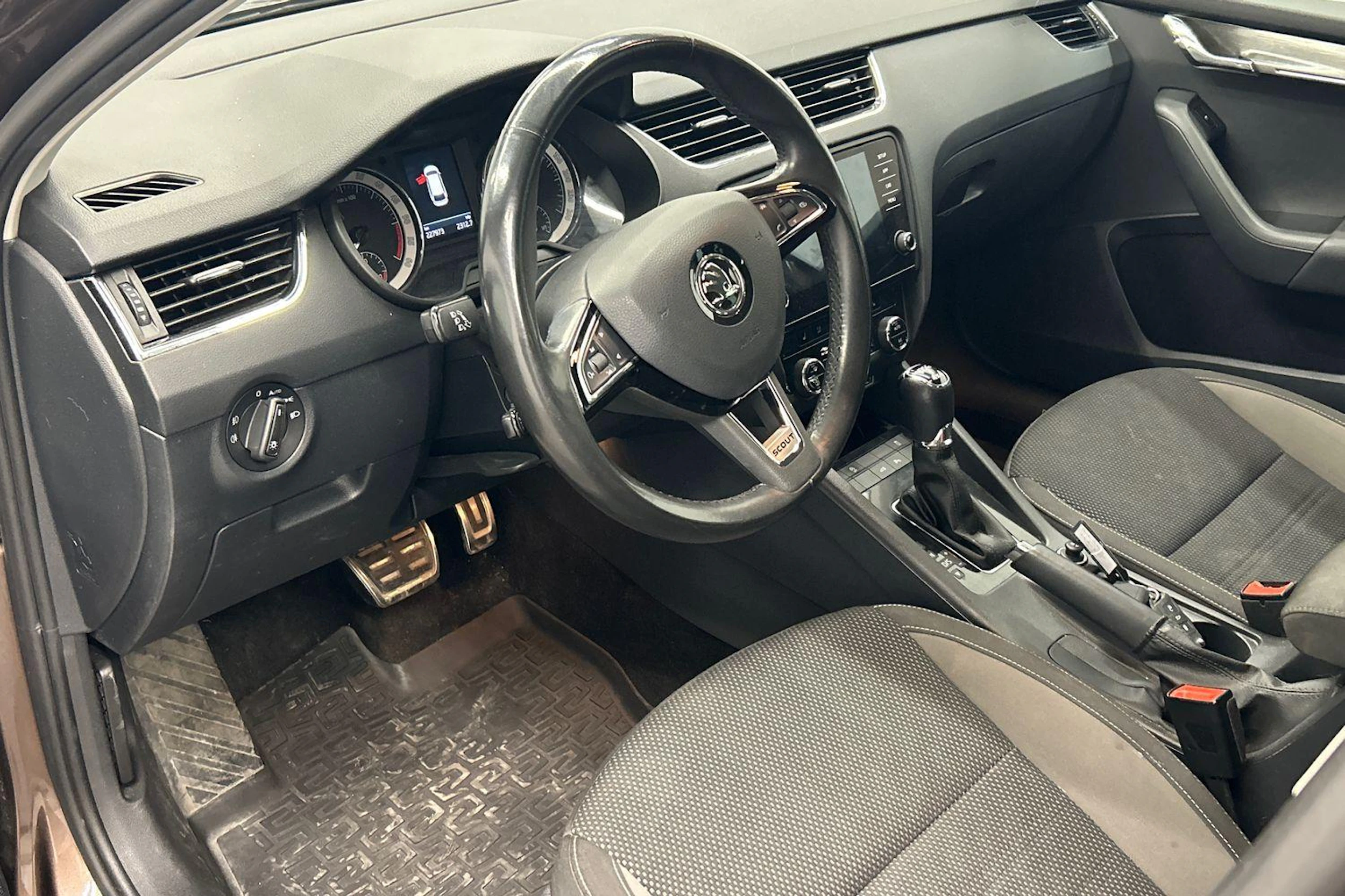 ruskea (beige) Skoda Octavia 2018 kuva 6.