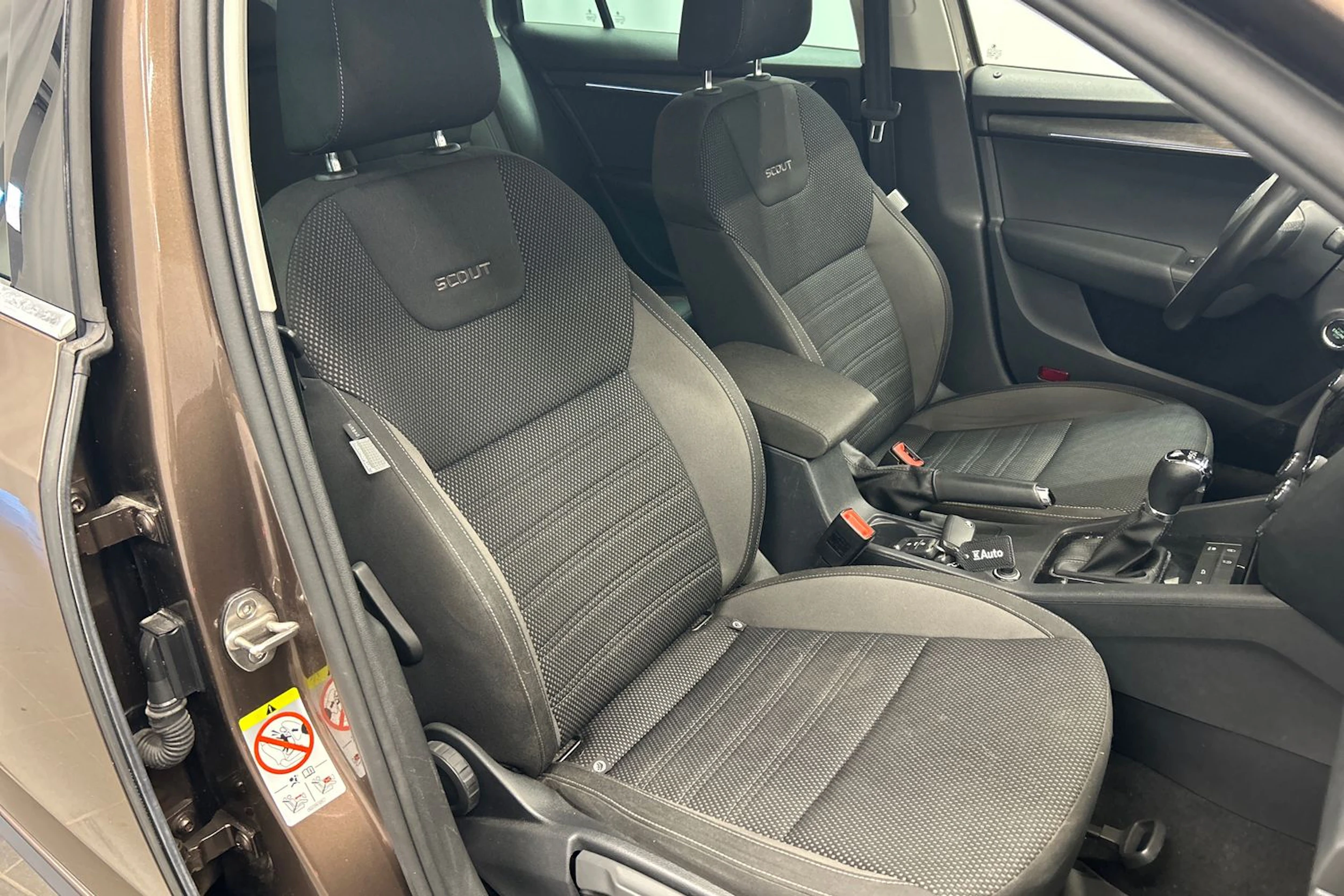 ruskea (beige) Skoda Octavia 2018 kuva 11.