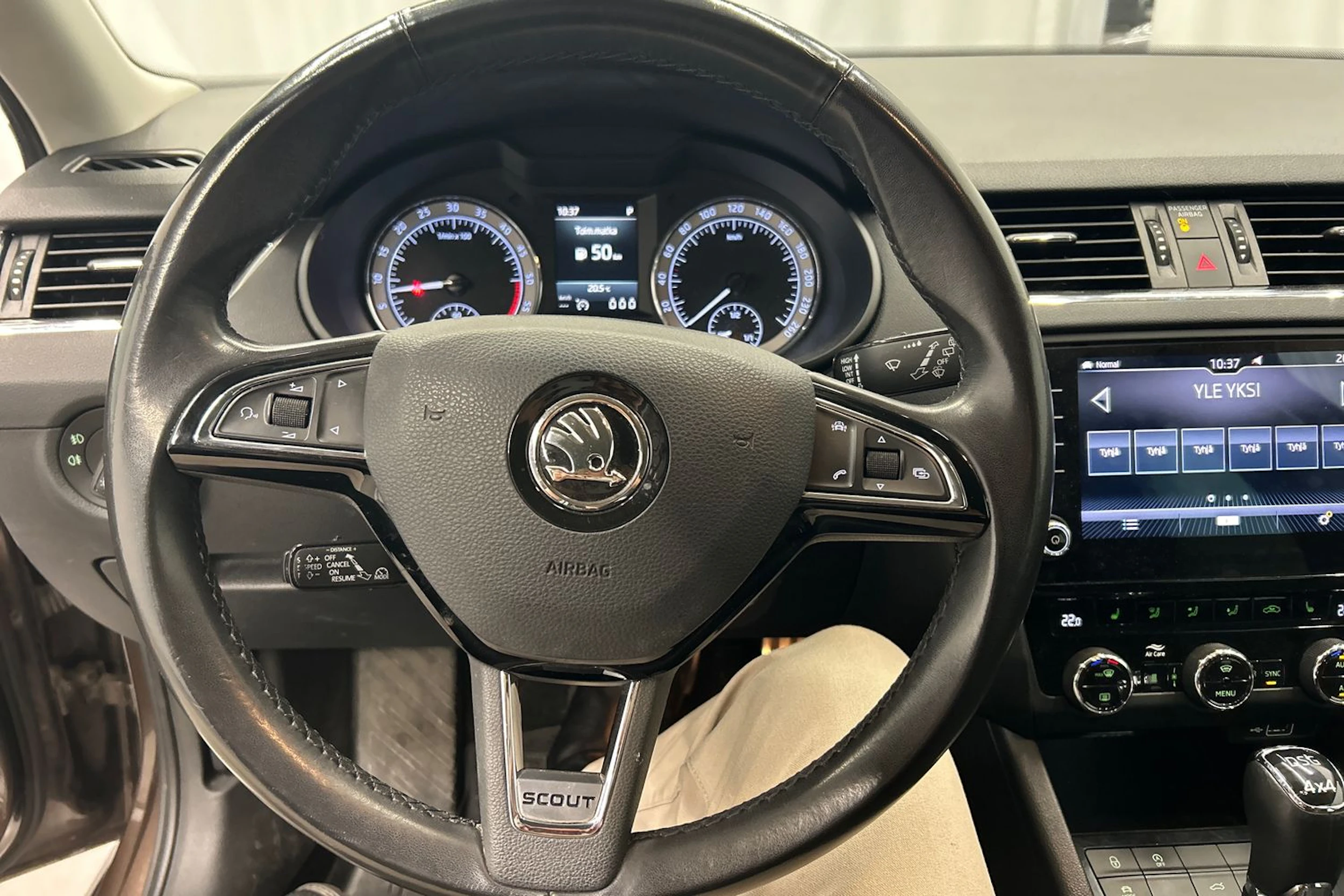 ruskea (beige) Skoda Octavia 2018 kuva 12.