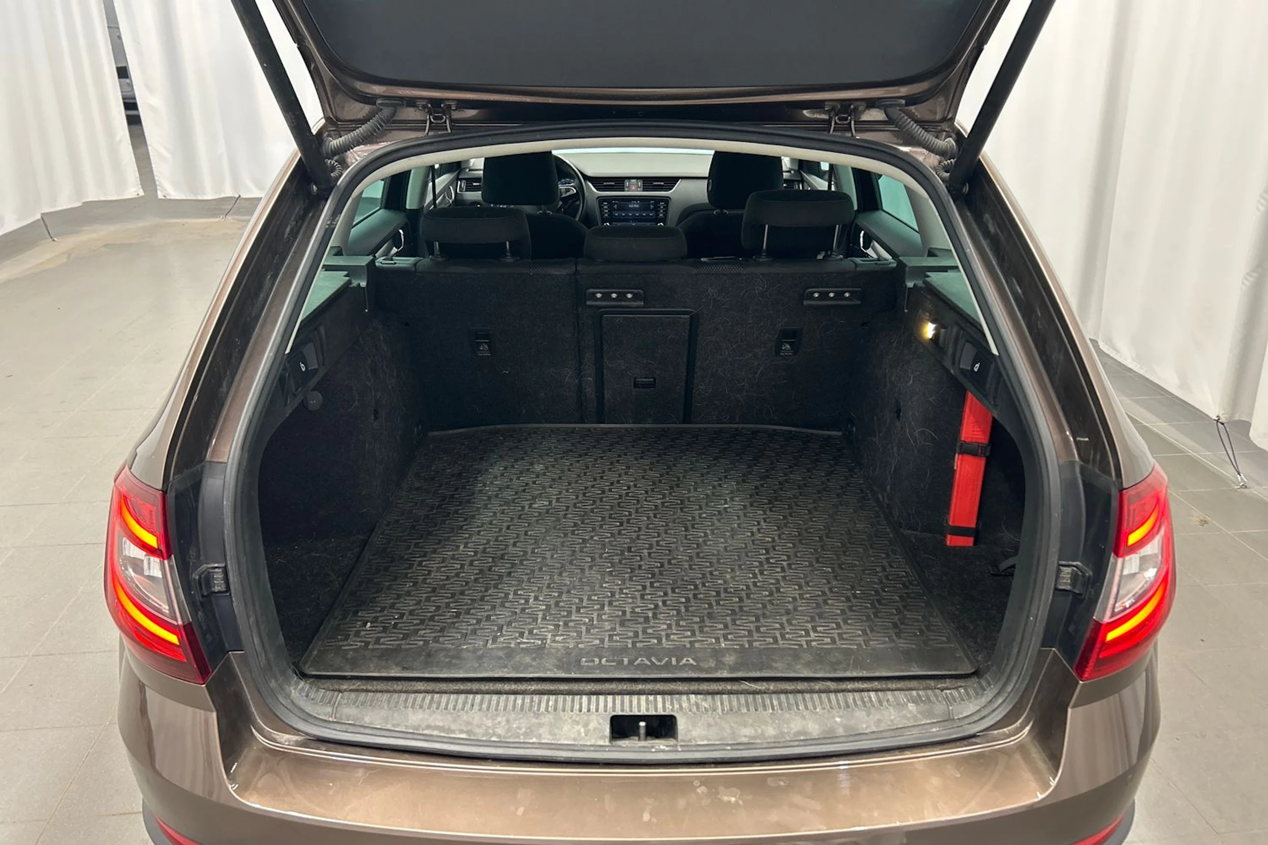 ruskea (beige) Skoda Octavia 2018 kuva 14.