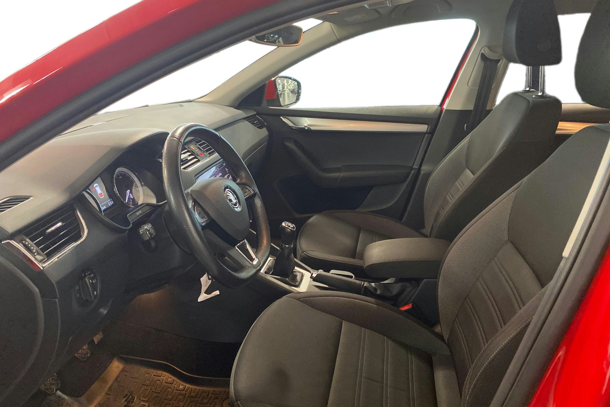 punainen Skoda Octavia 2018 kuva 7.