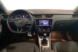 punainen Skoda Octavia 2018 kuva 9.