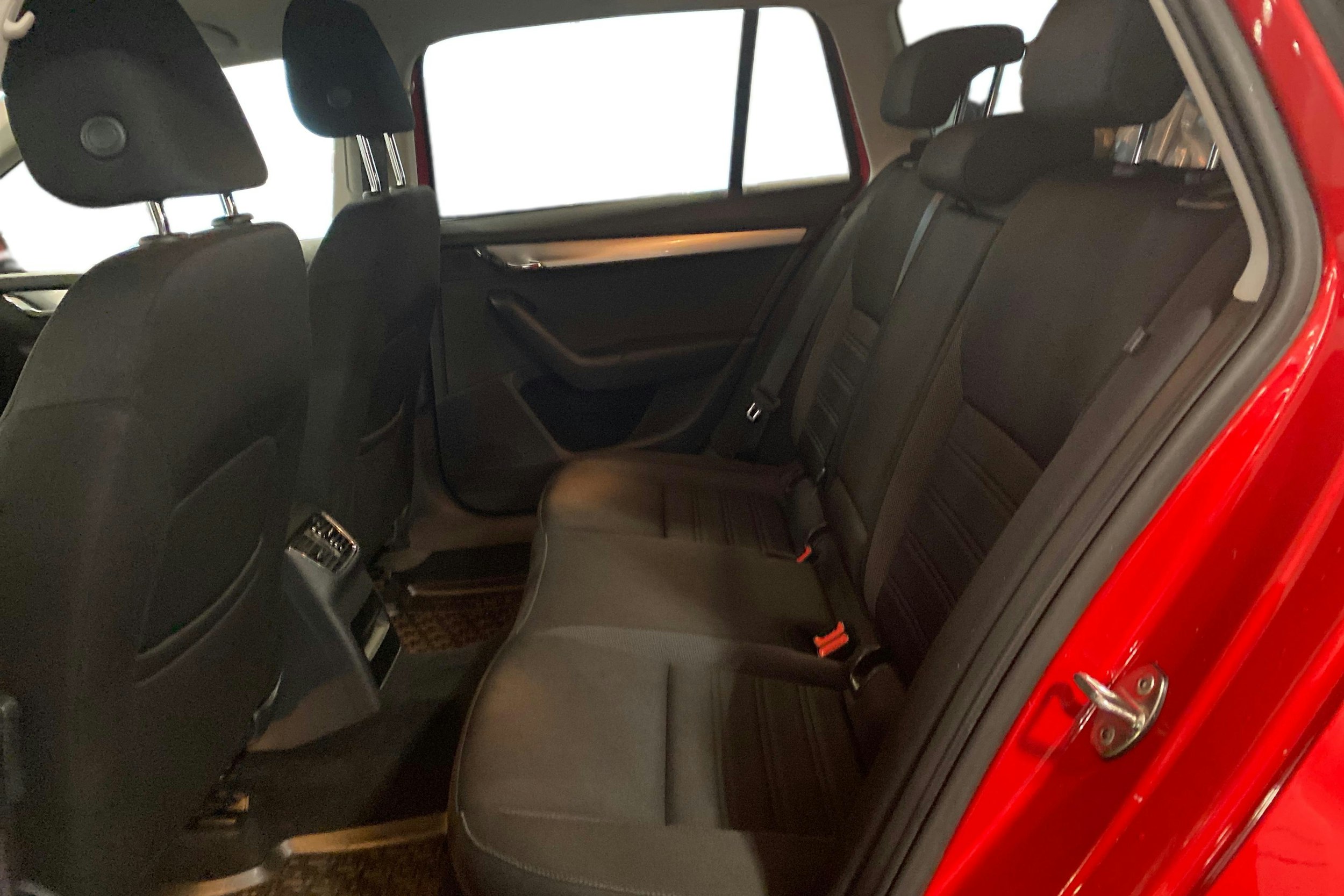 punainen Skoda Octavia 2018 kuva 10.