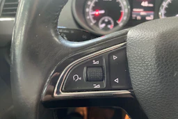 Punainen Skoda OCTAVIA 2018 kuva 4.
