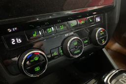 Punainen Skoda OCTAVIA 2018 kuva 8.