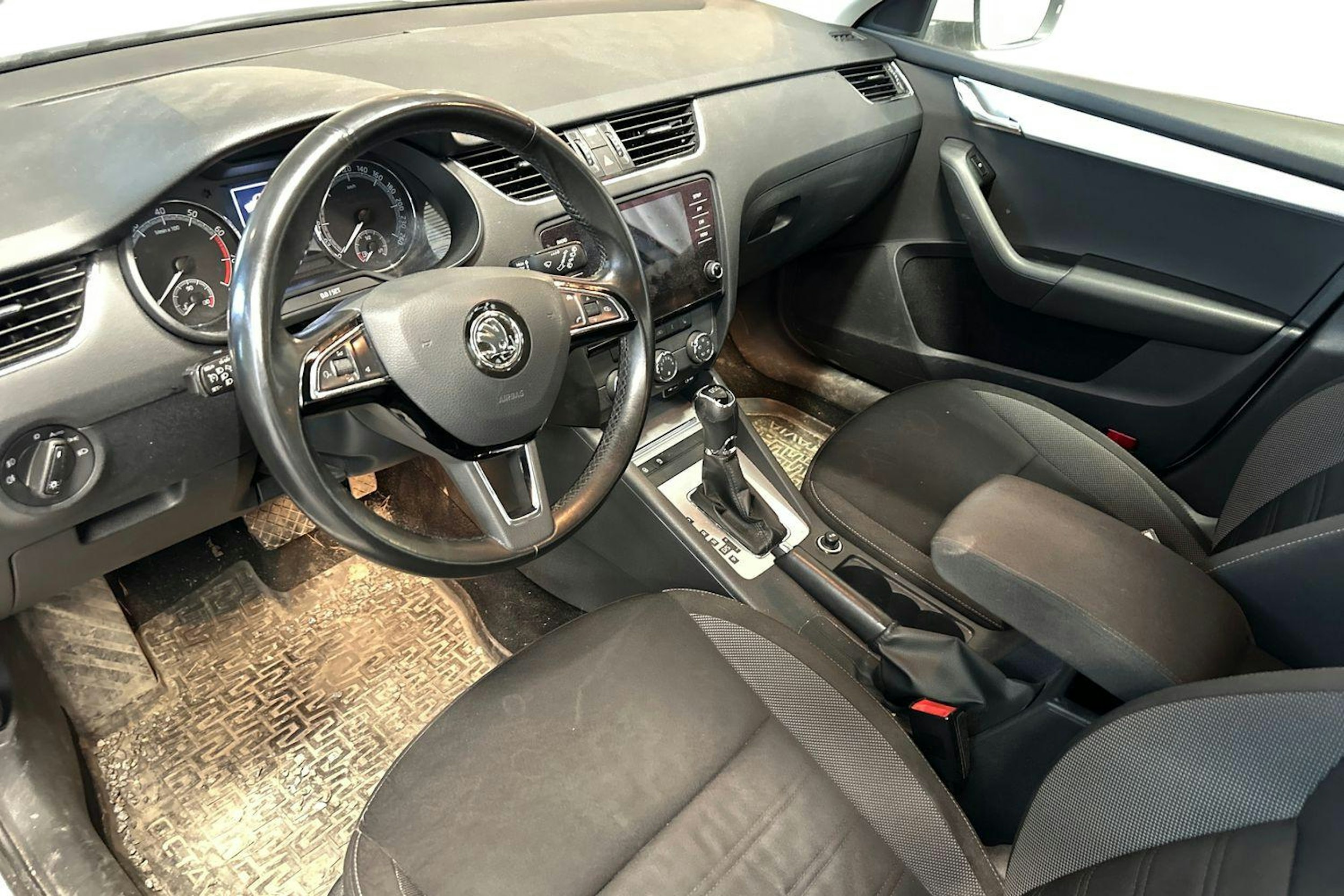 valkoinen Skoda Octavia 2018 kuva 3.