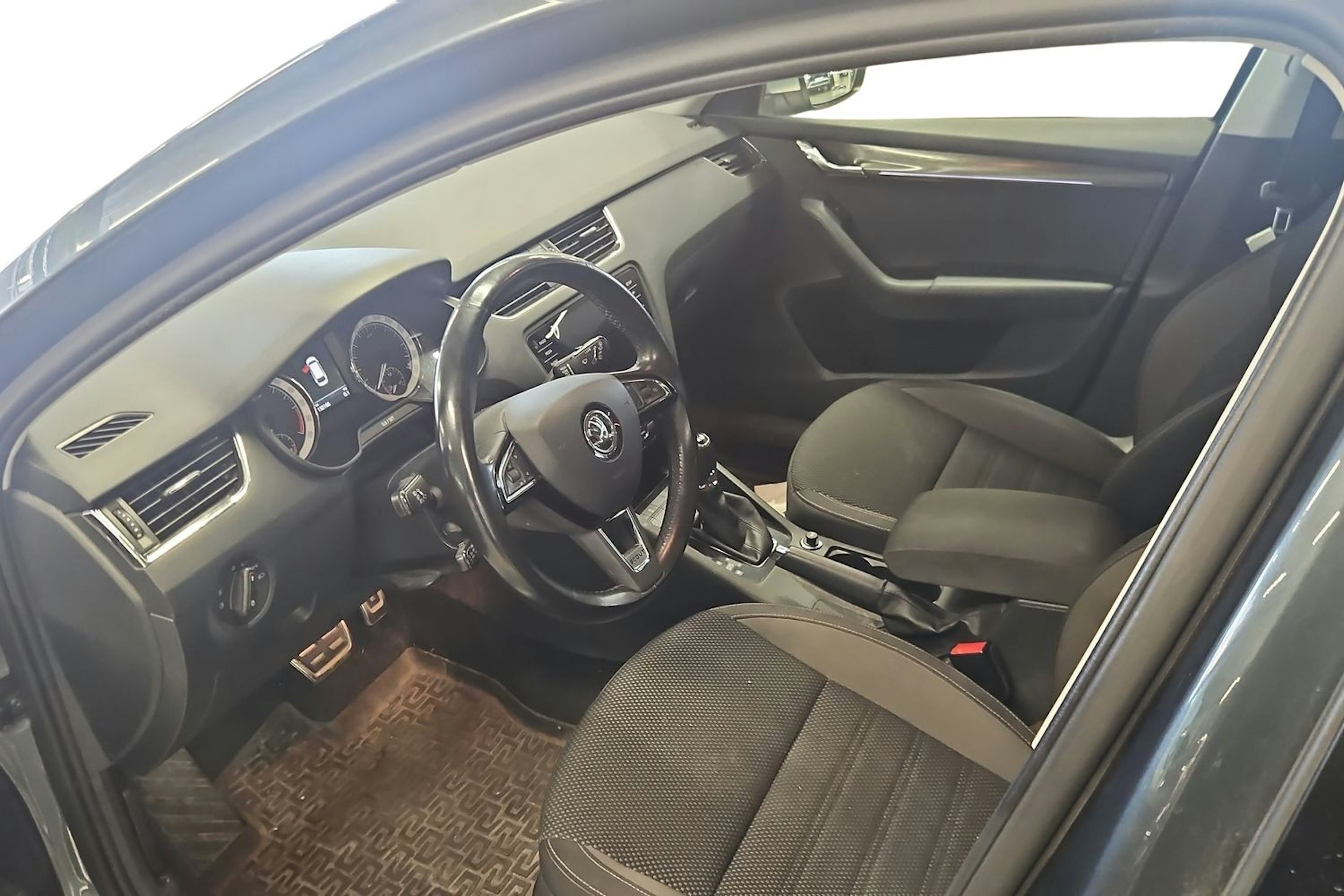 Harmaa Skoda OCTAVIA 2018 kuva 3.
