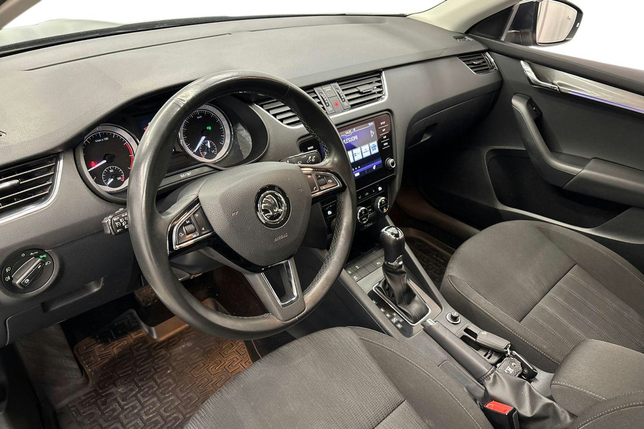 harmaa Skoda Octavia 2018 kuva 7.
