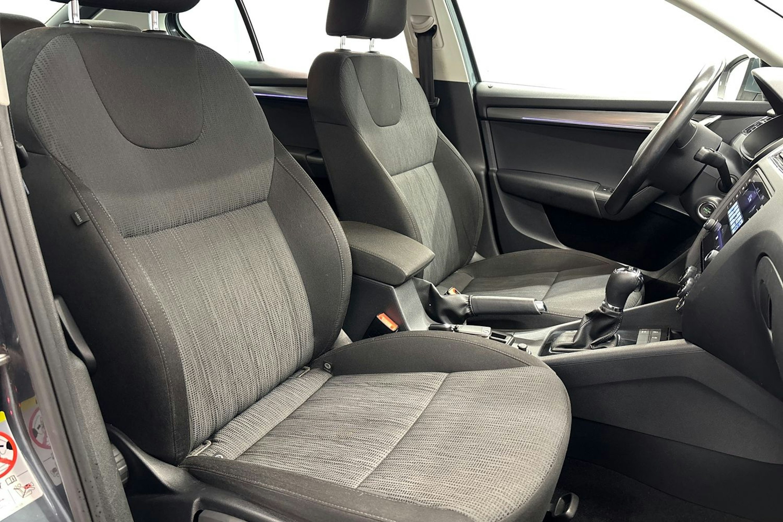 harmaa Skoda Octavia 2018 kuva 14.