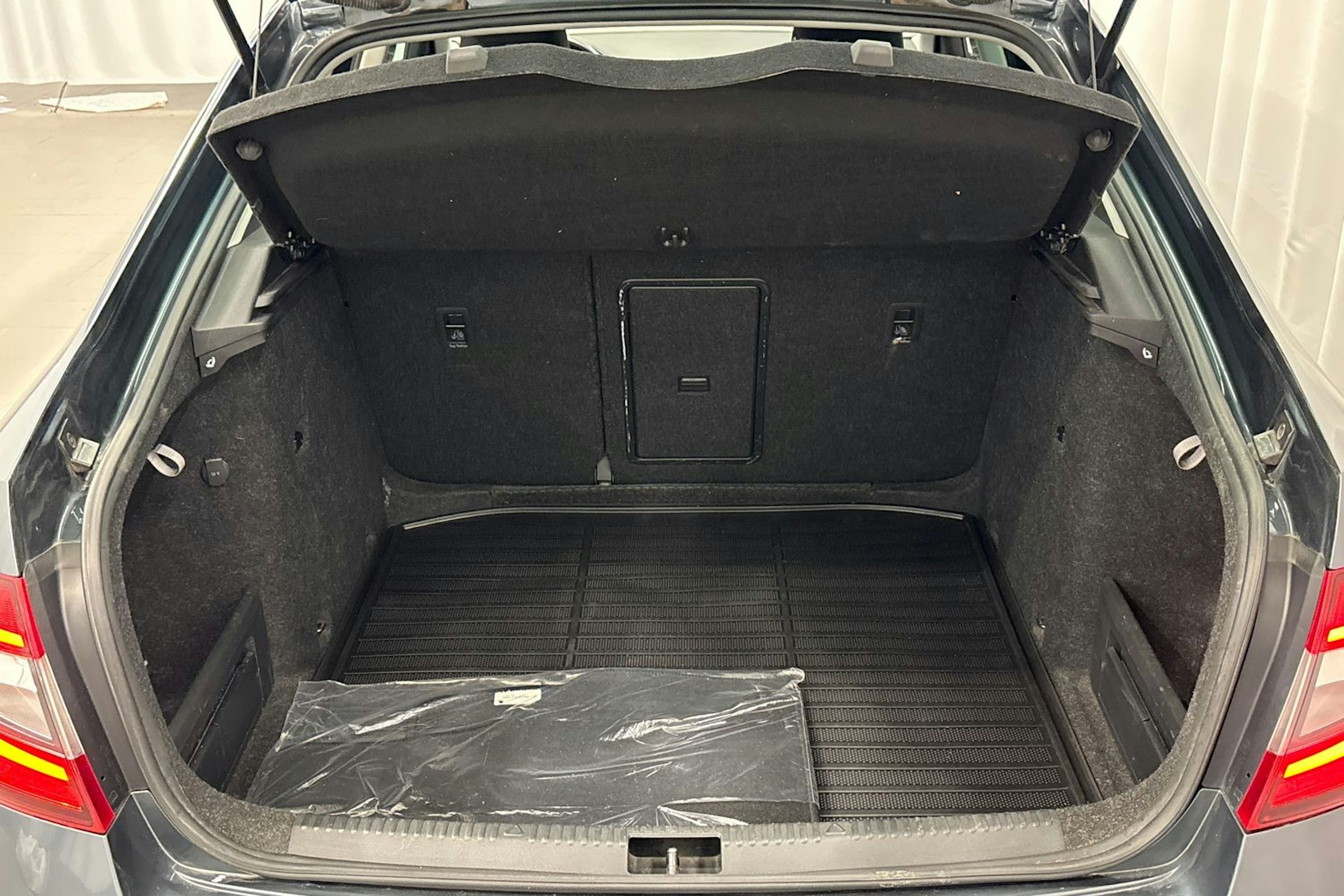 harmaa Skoda Octavia 2018 kuva 15.