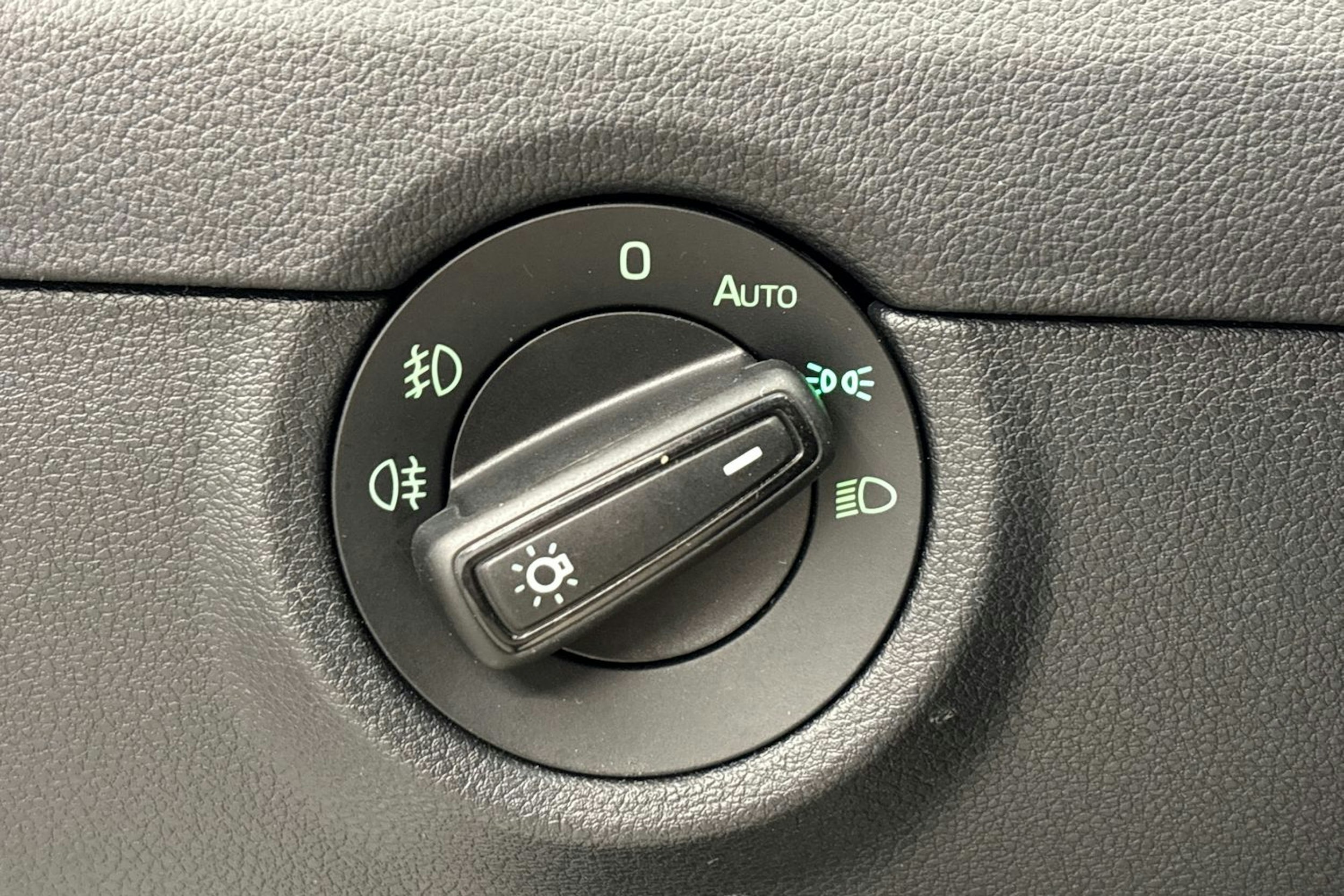 harmaa Skoda Octavia 2018 kuva 18.