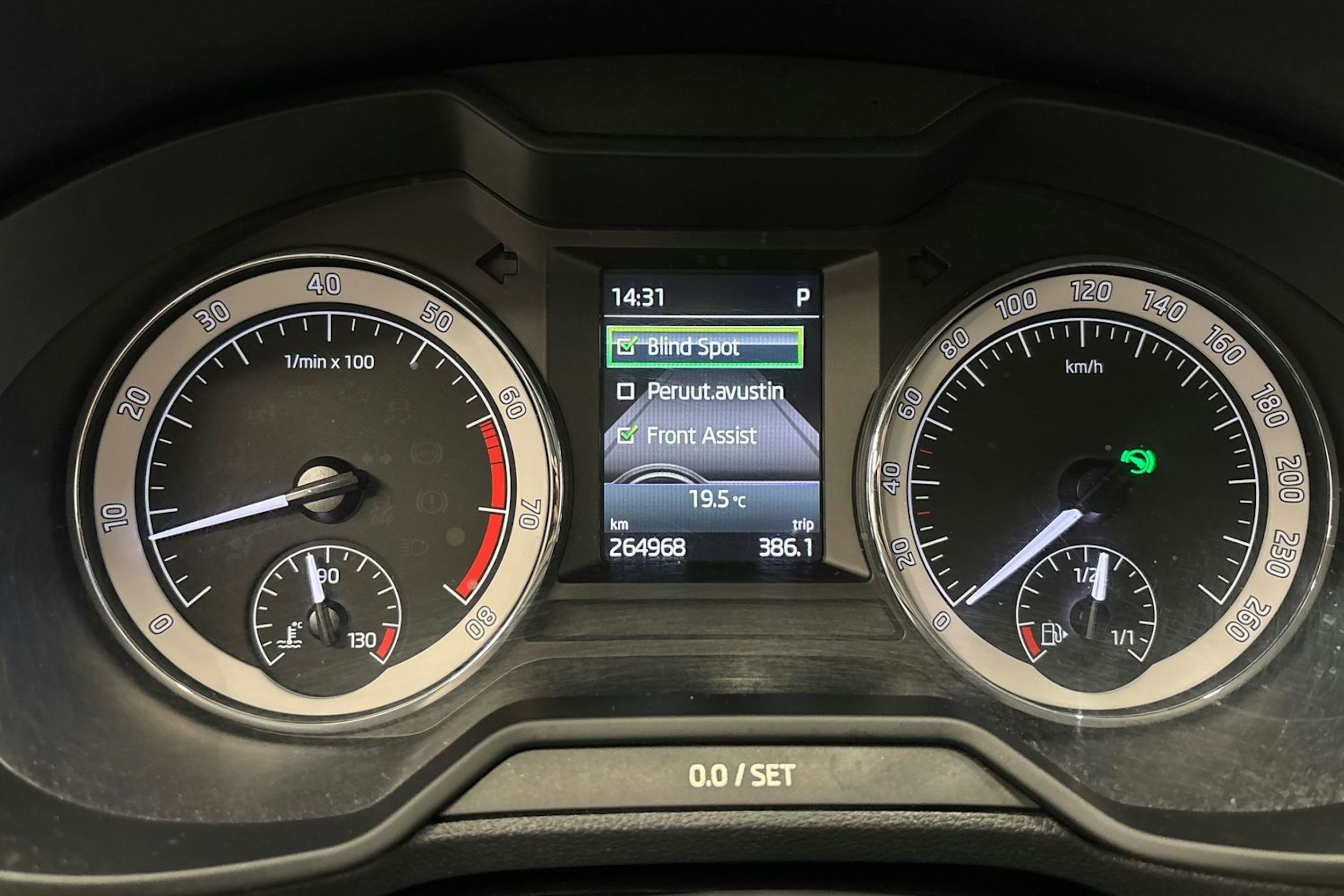 harmaa Skoda Octavia 2018 kuva 22.