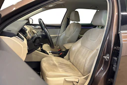 ruskea Skoda Octavia 2018 kuva 9.