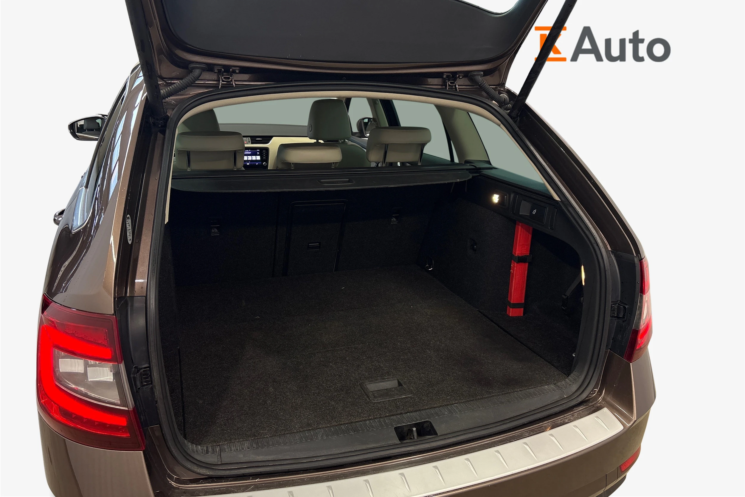 ruskea Skoda Octavia 2018 kuva 12.