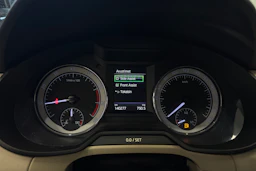 ruskea Skoda Octavia 2018 kuva 16.