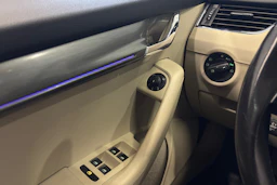 ruskea Skoda Octavia 2018 kuva 24.
