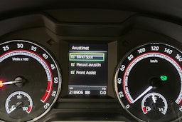 valkoinen Skoda Octavia 2018 kuva 27.