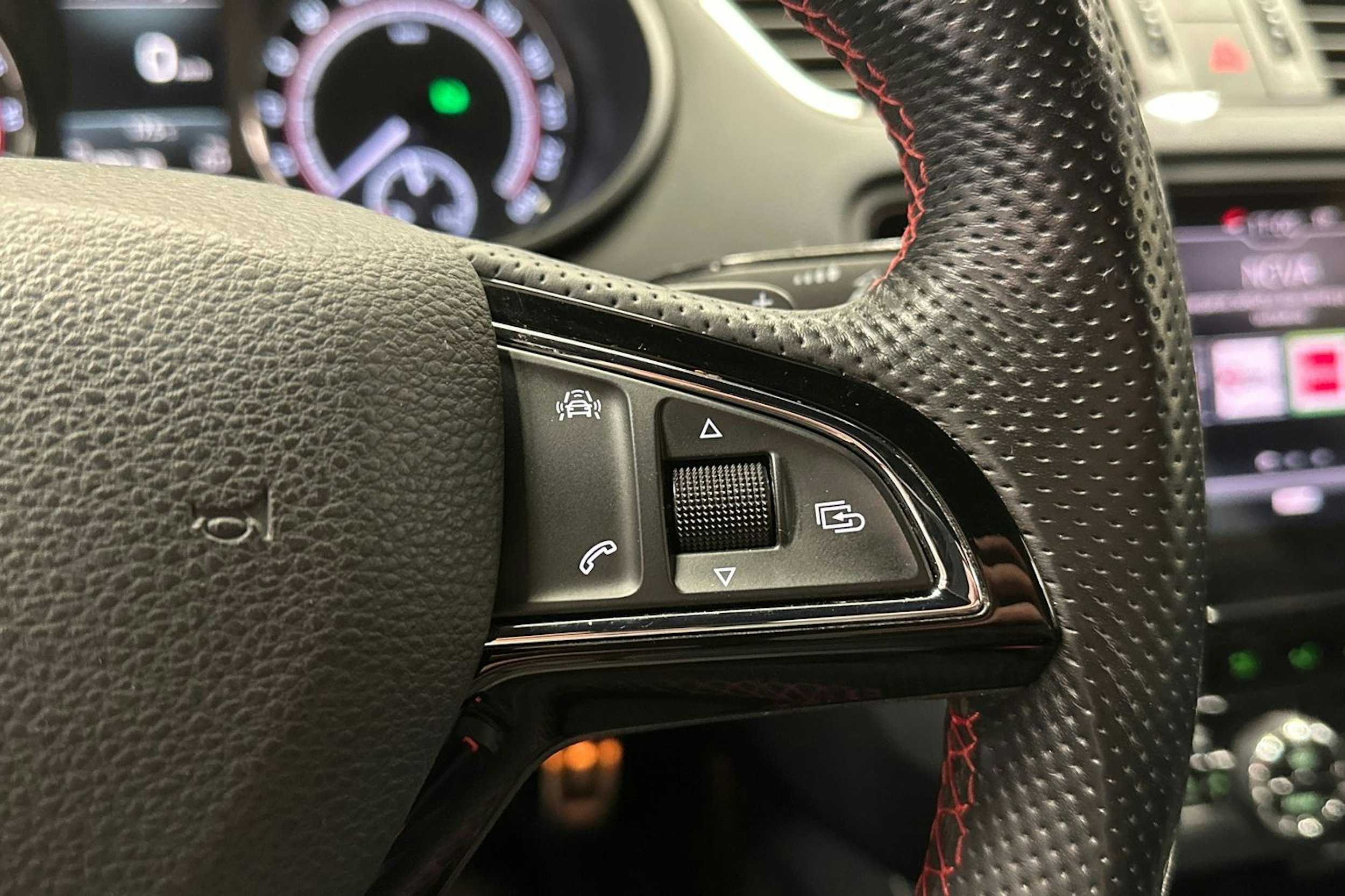 valkoinen Skoda Octavia 2018 kuva 32.