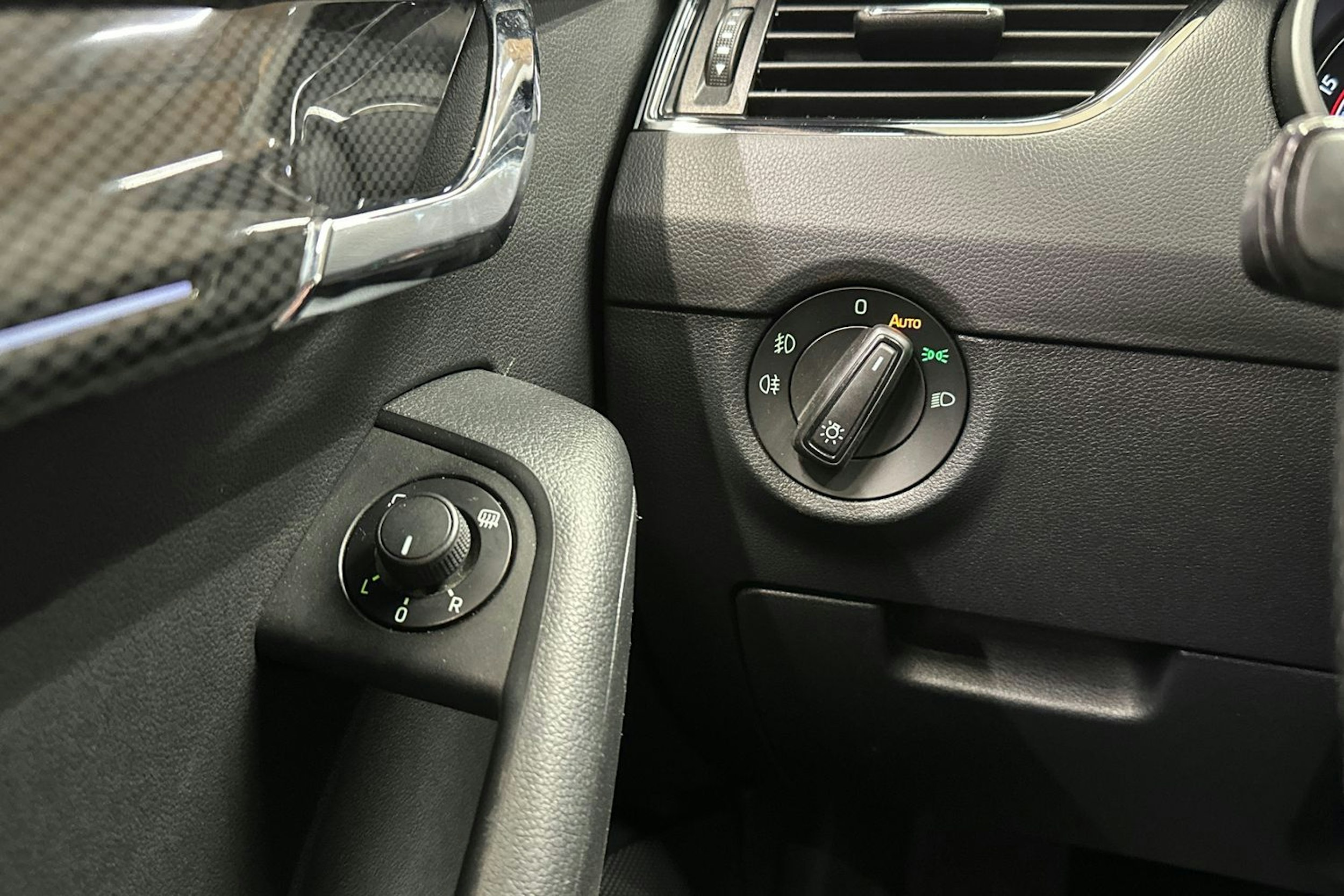 valkoinen Skoda Octavia 2018 kuva 33.