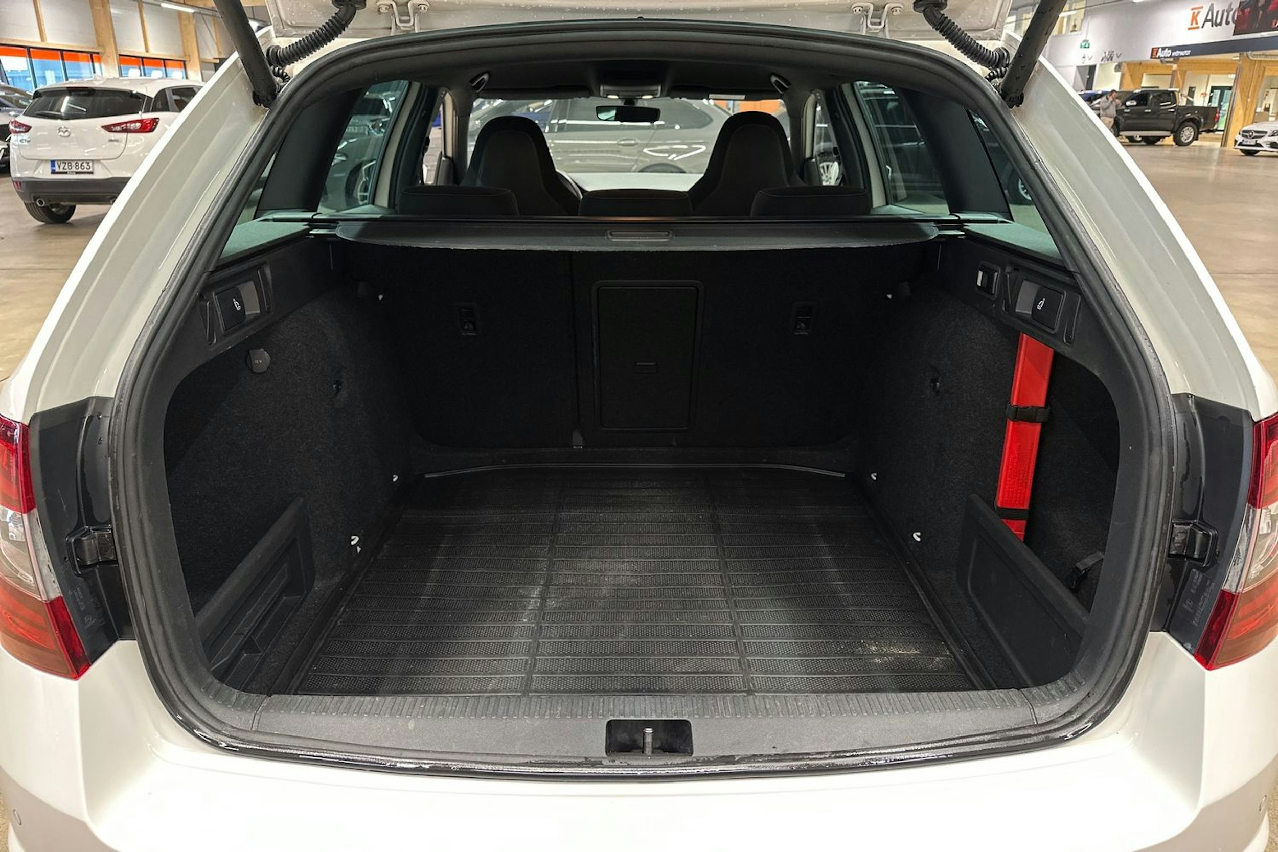 valkoinen Skoda Octavia 2018 kuva 35.