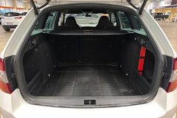 valkoinen Skoda Octavia 2018 kuva 35.