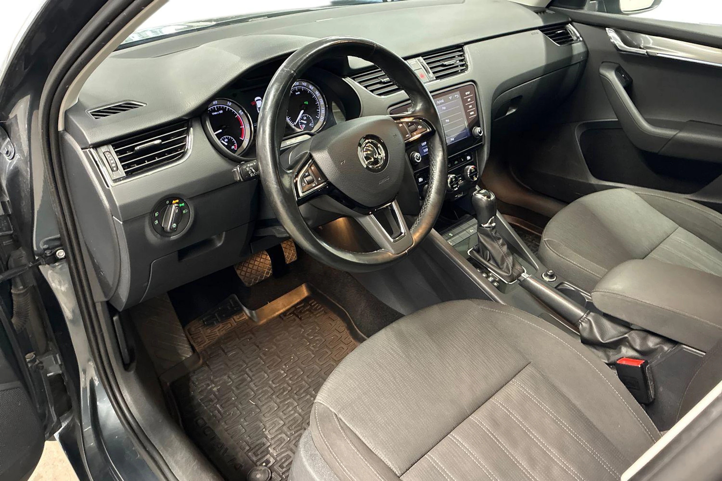 harmaa Skoda Octavia 2019 kuva 6.