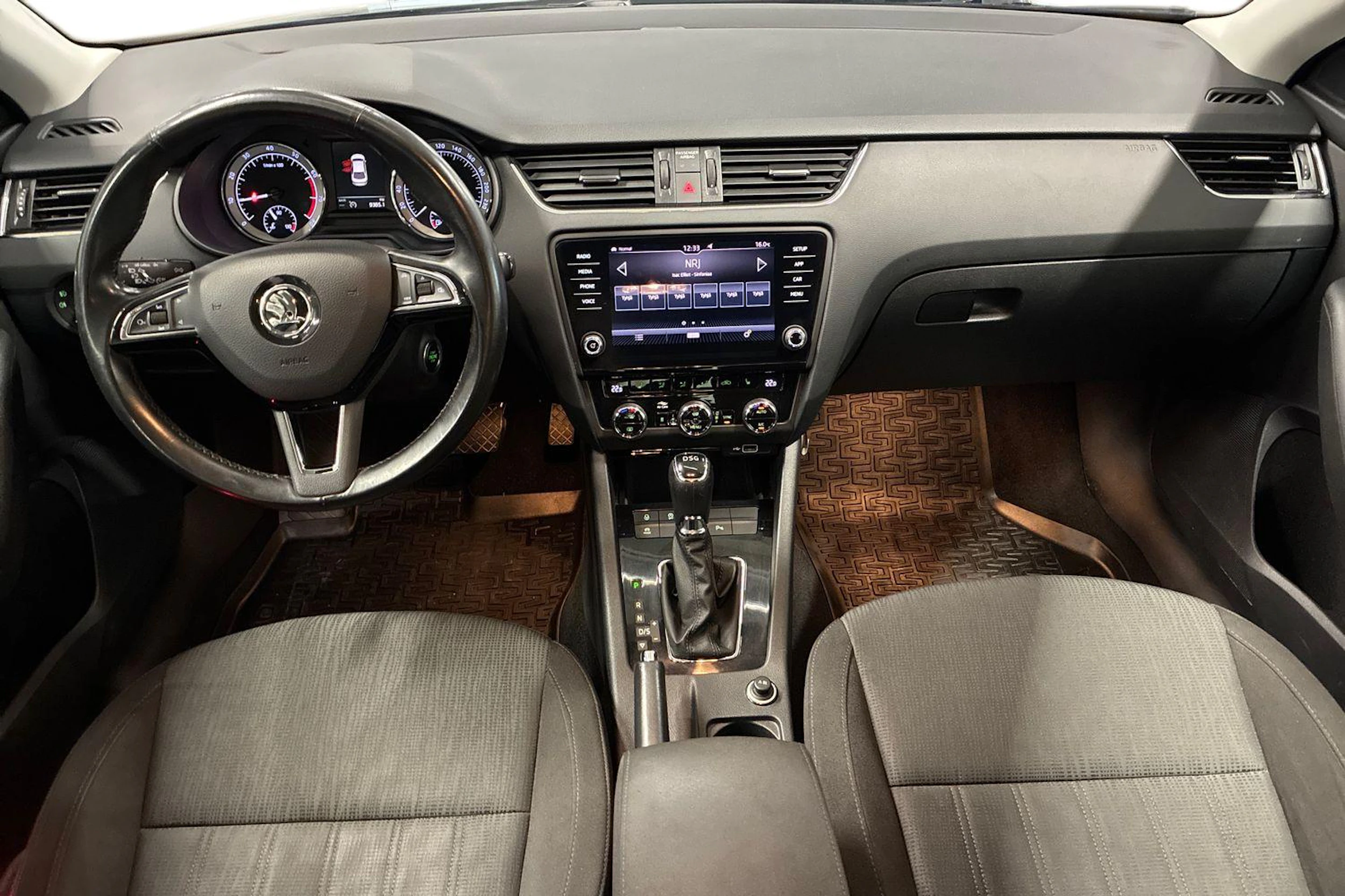 harmaa Skoda Octavia 2019 kuva 7.