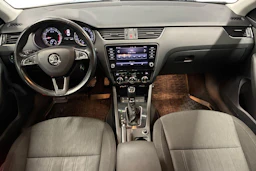 harmaa Skoda Octavia 2019 kuva 7.