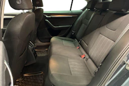 harmaa Skoda Octavia 2019 kuva 8.