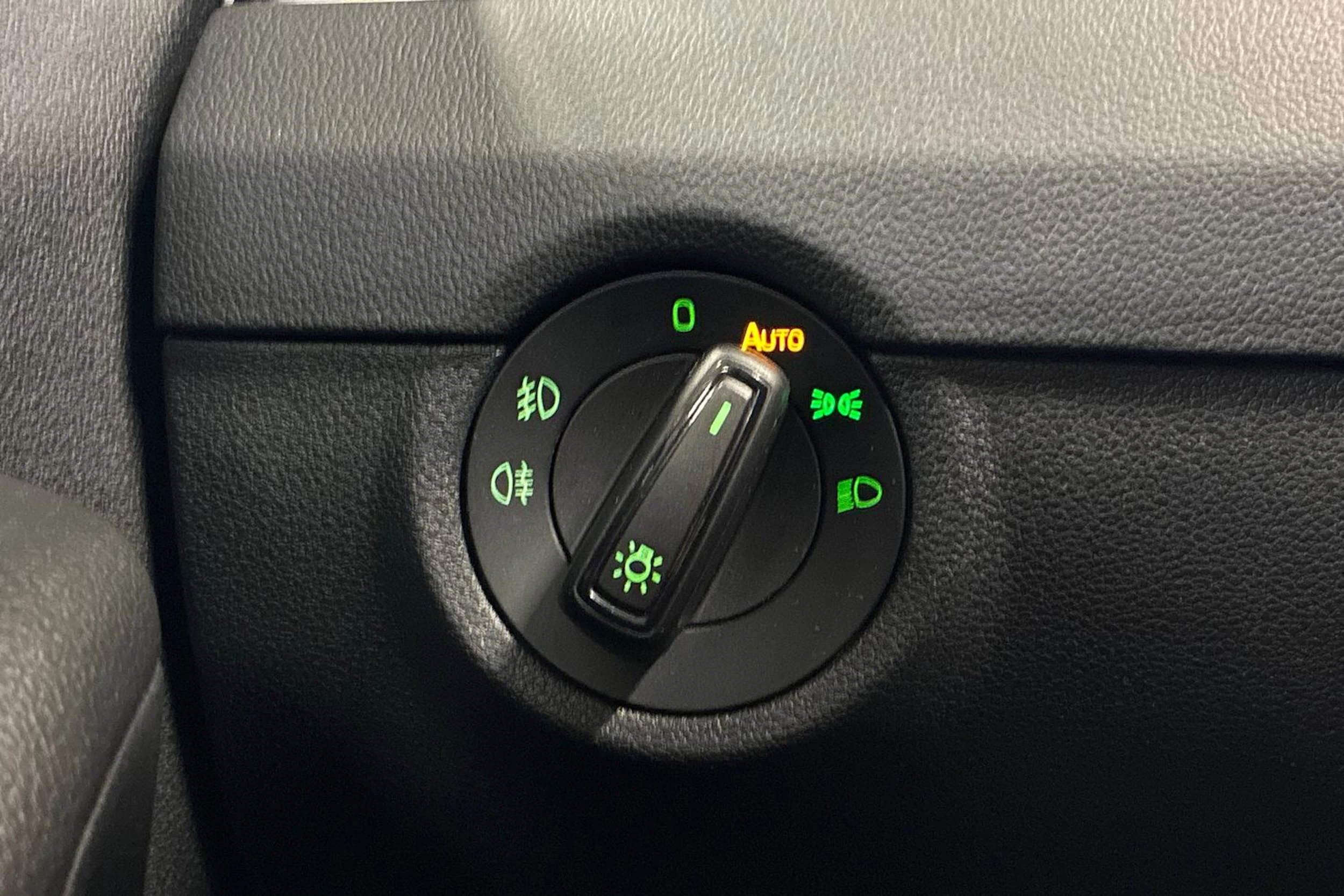 harmaa Skoda Octavia 2019 kuva 16.