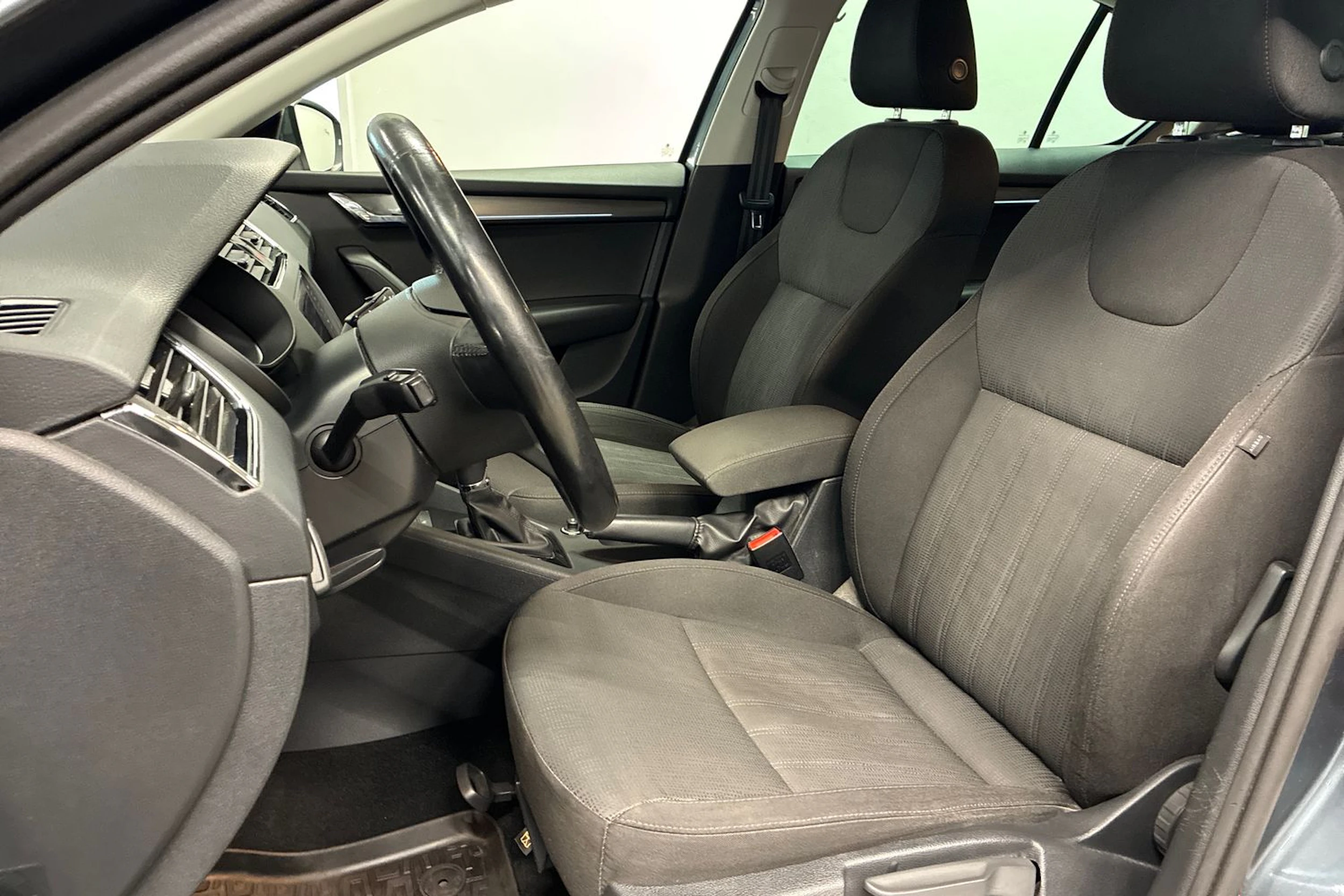 harmaa Skoda Octavia 2019 kuva 25.