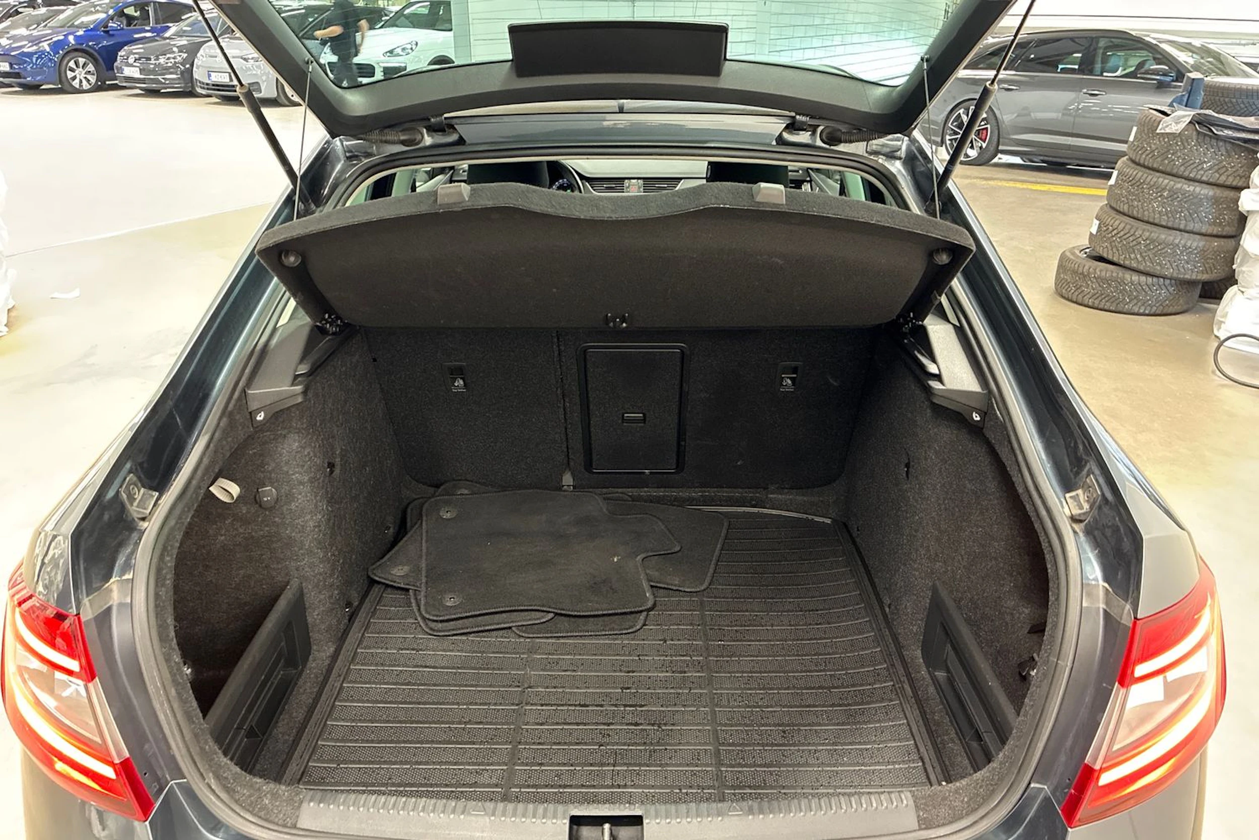 harmaa Skoda Octavia 2019 kuva 26.